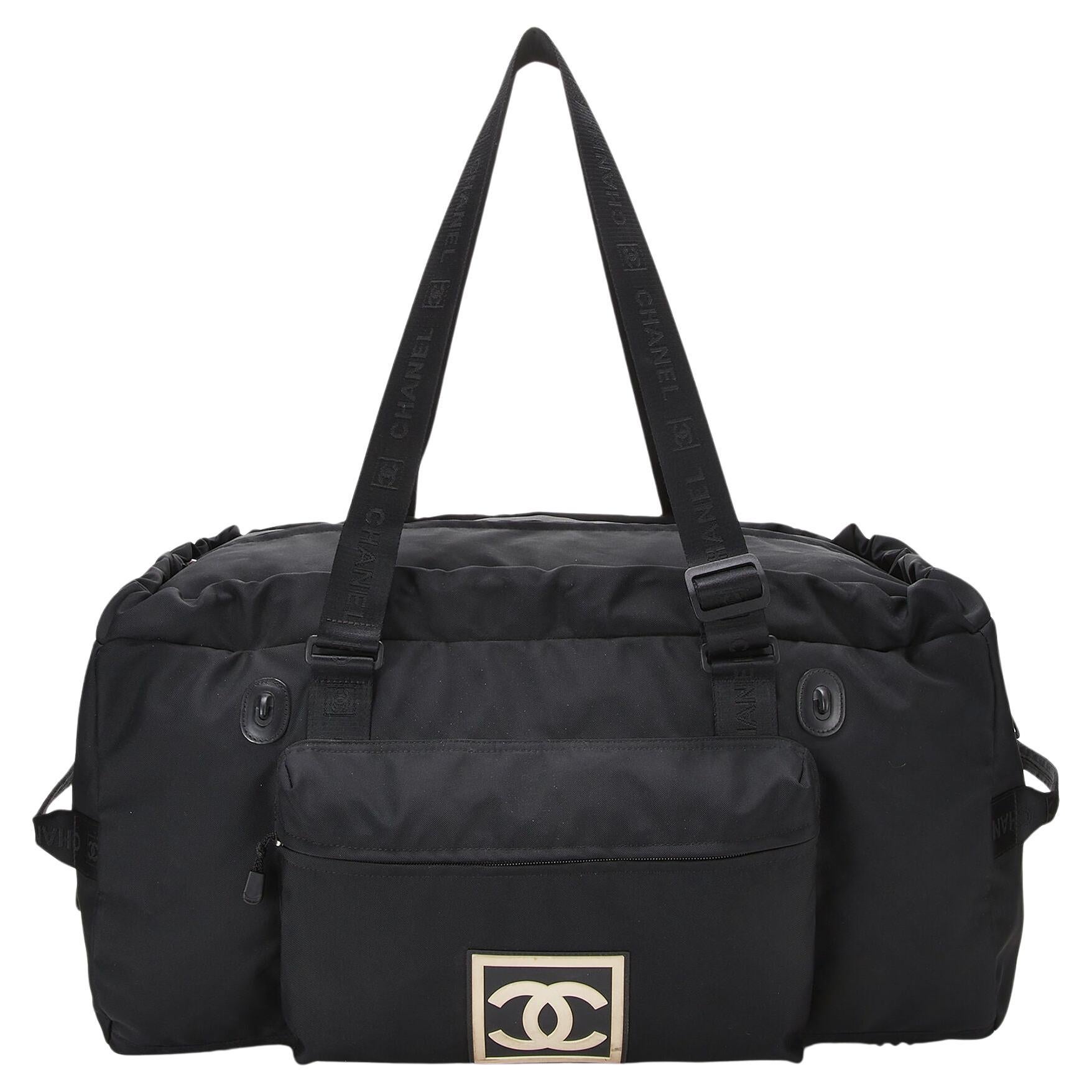 Borsa da viaggio CHANEL CC Sport Line Duffle

Anno: 2001 {VINTAGE 21 anni}
Nylon nero
Due spallacci regolabili in tela piatta
Chiusura con zip e coulisse
Doppie maniglie arrotolate ai lati
Tasca per sorseggiare sul davanti
Fodera in nylon
Interno