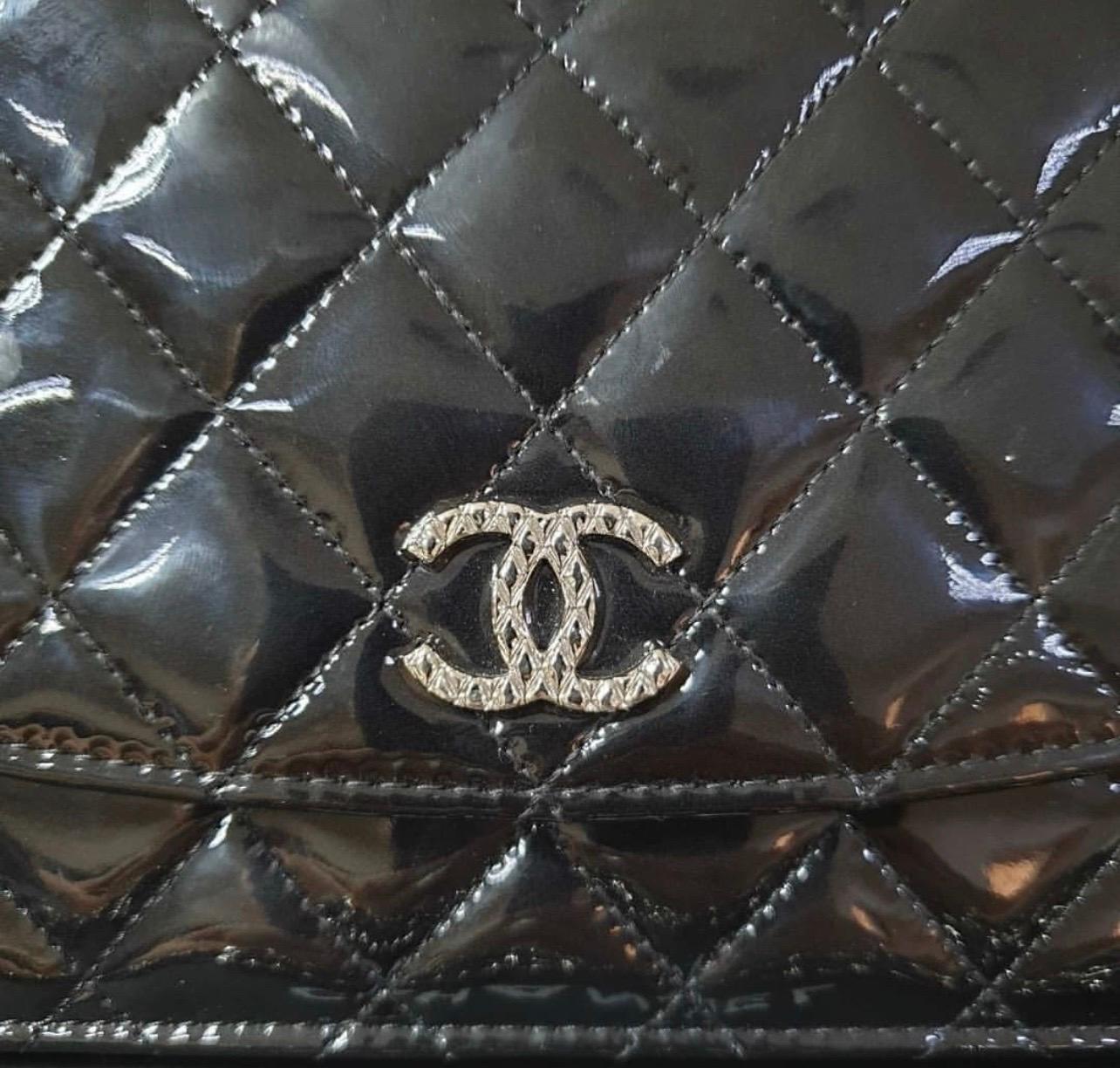 Black Chanel CC Timeless Patent Leather Wallet on Chain.
This wallet on chain features a quilted patent leather body, a leather woven chain strap, a front flap with a magnetic closure, and interior zip and slip compartments.
5.5
