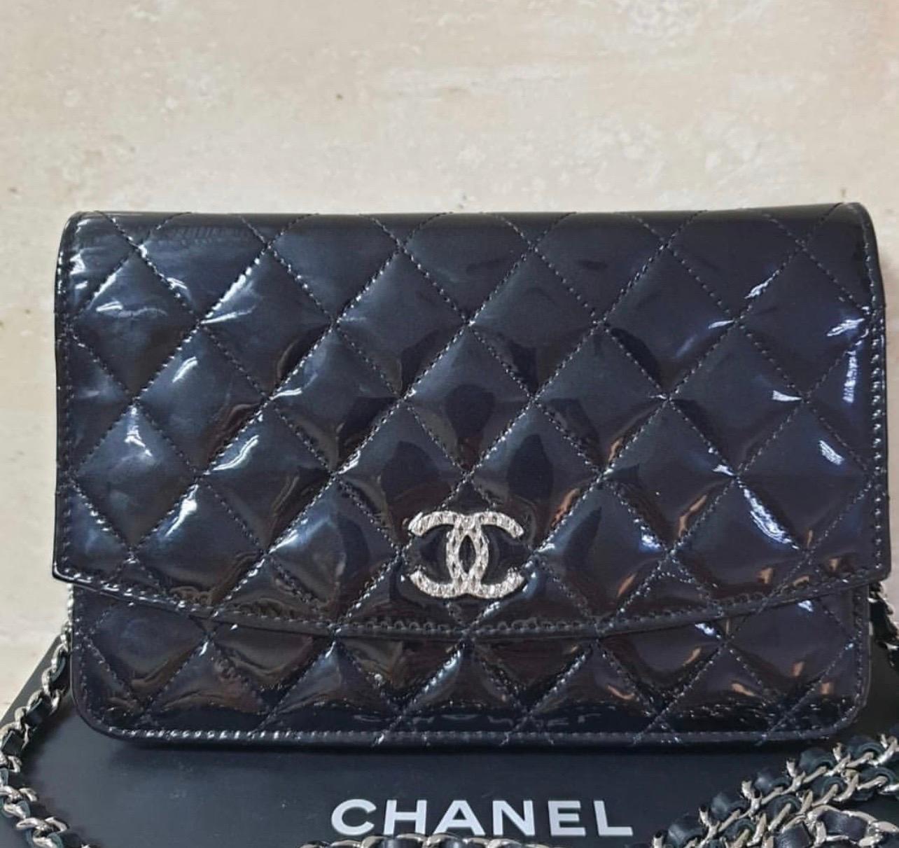 Chanel Black Cc Timeless Patent Leather Wallet On Chain In Good Condition In Krakow, PL
