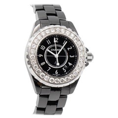 Montre-bracelet Chanel J12 en céramique noire avec quartz et lunette en diamants
