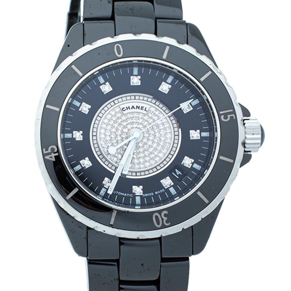 Flaunt this gorgeous timepiece by Chanel on your wrist and capture everyone's admiring glances. This wristwatch is made meticulously from stainless steel and black ceramic. It has a uni-directional rotating bezel and on the beautiful black dial,