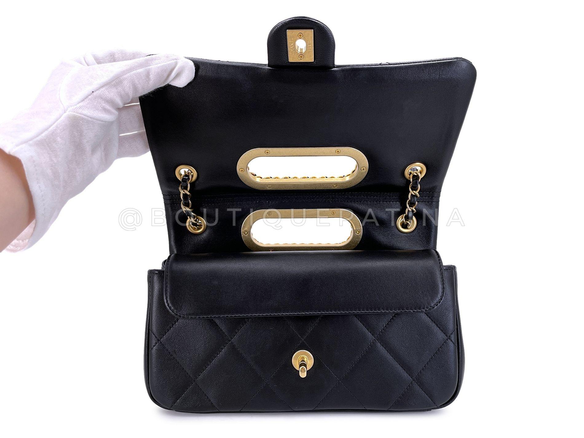 Chanel, sac à main noir avec anse en chaîne et rabat, GHW  68023 en vente 7
