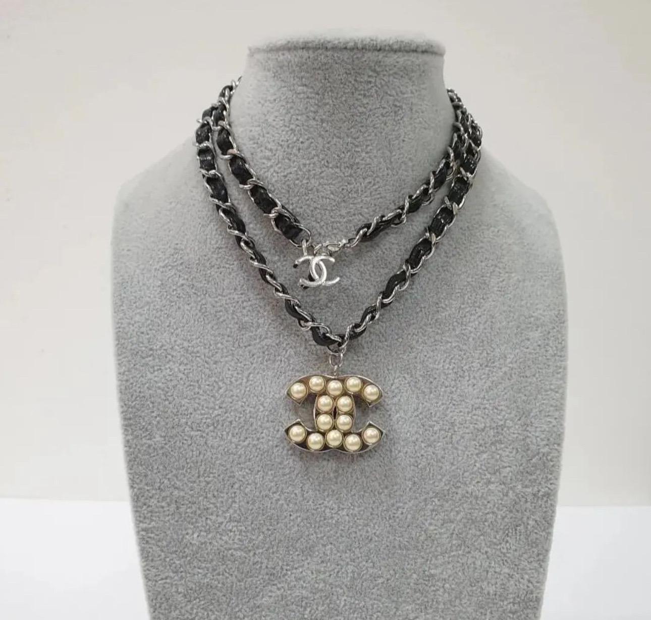 Collana con ciondolo di perle a catena nera di Chanel In condizioni Nuovo in vendita a Krakow, PL