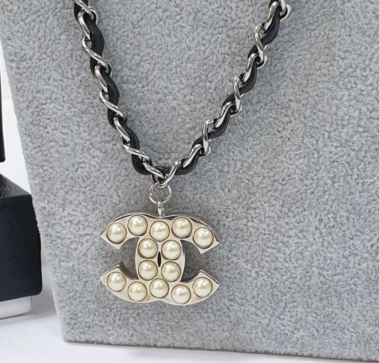Donna Collana con ciondolo di perle a catena nera di Chanel in vendita