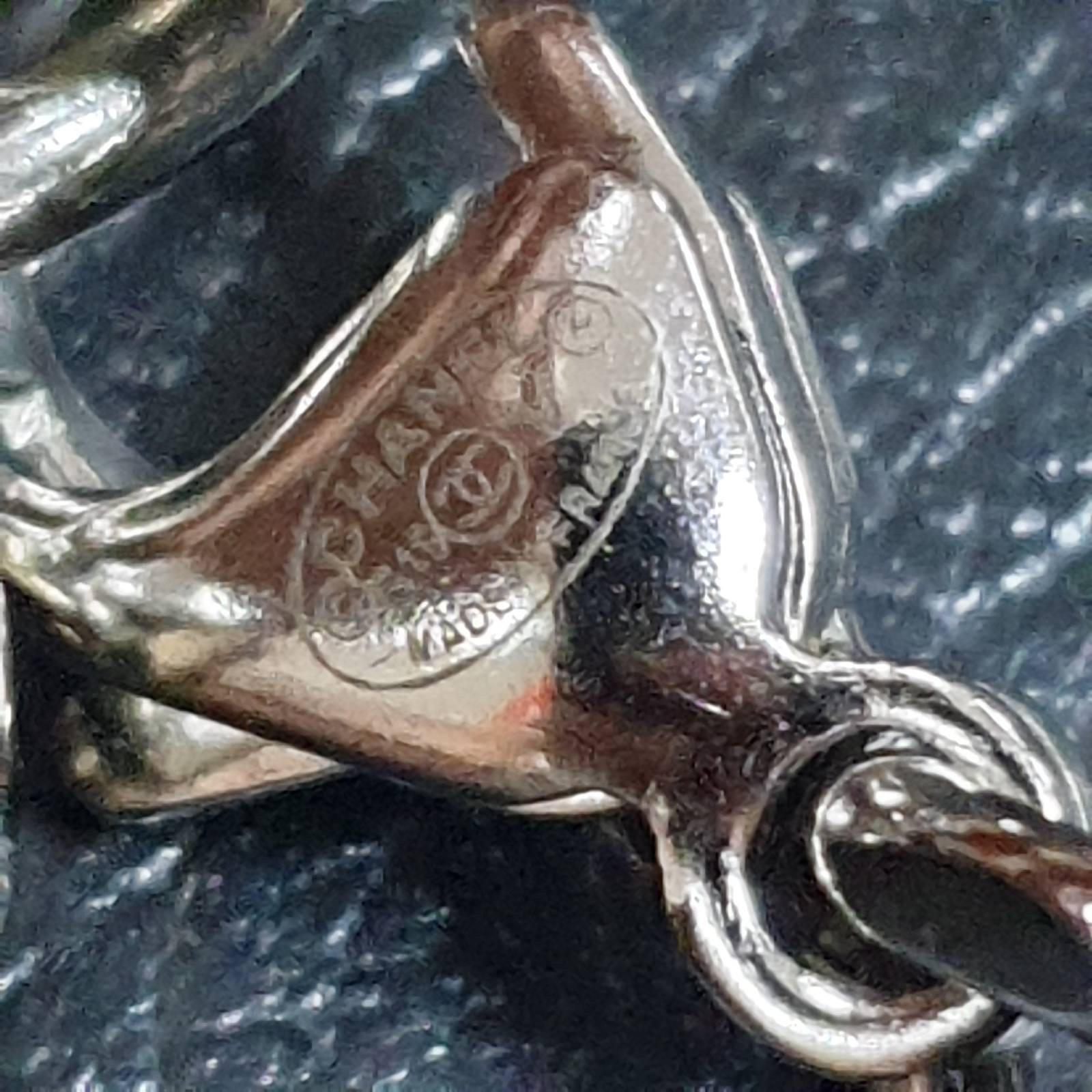 Collana con ciondolo di perle a catena nera di Chanel in vendita 1