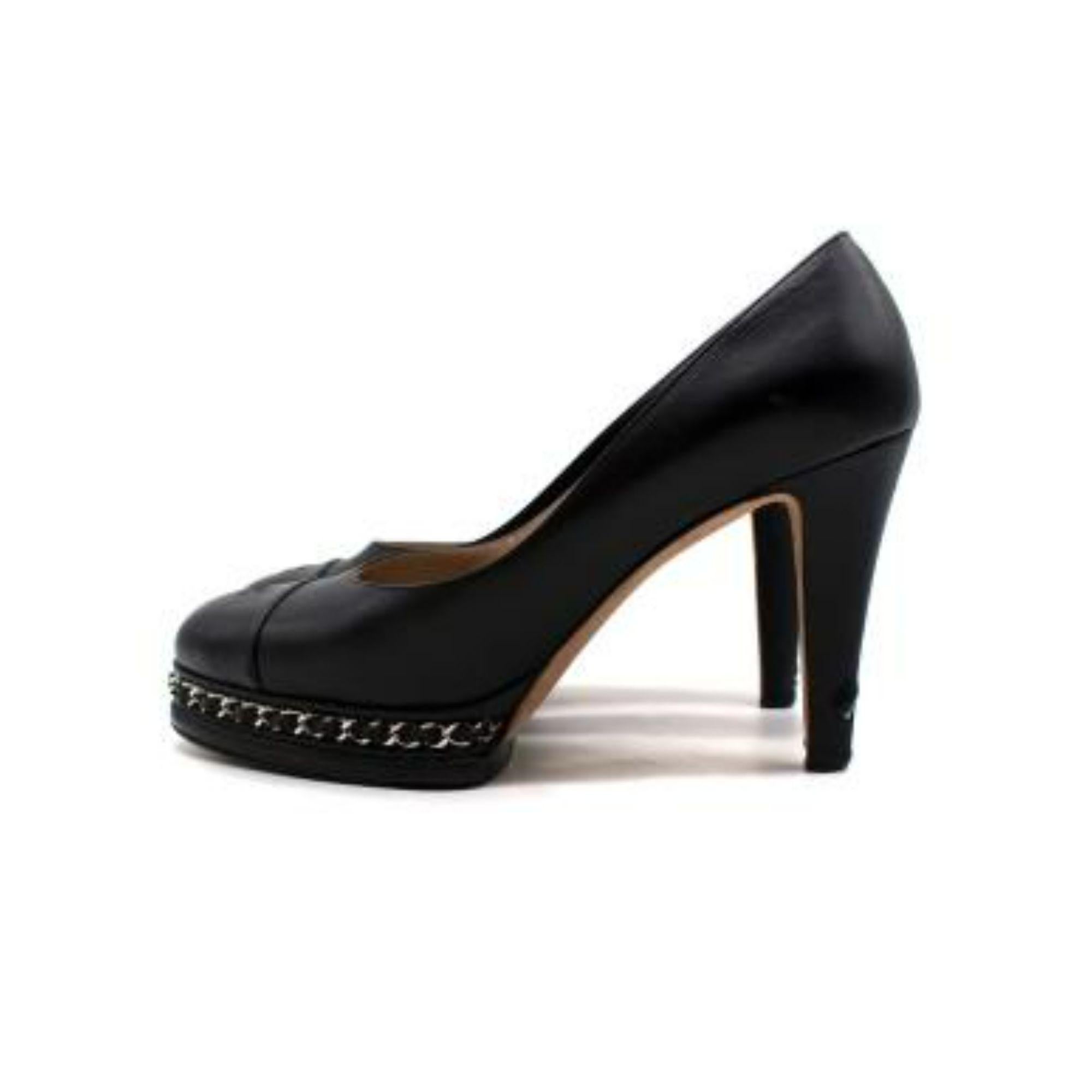 Chanel Black Chain Trimmed CC Pumps In Good Condition For Sale In London, GB