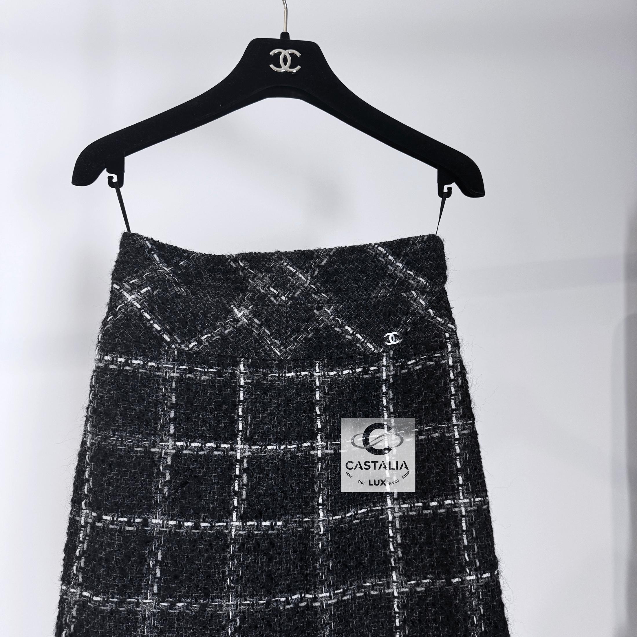 Chanel Black Checked Tweed Skirt In Excellent Condition For Sale In Dubai, AE
