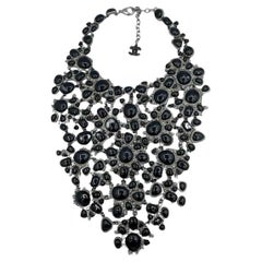 CHANEL - Collier plastron noir