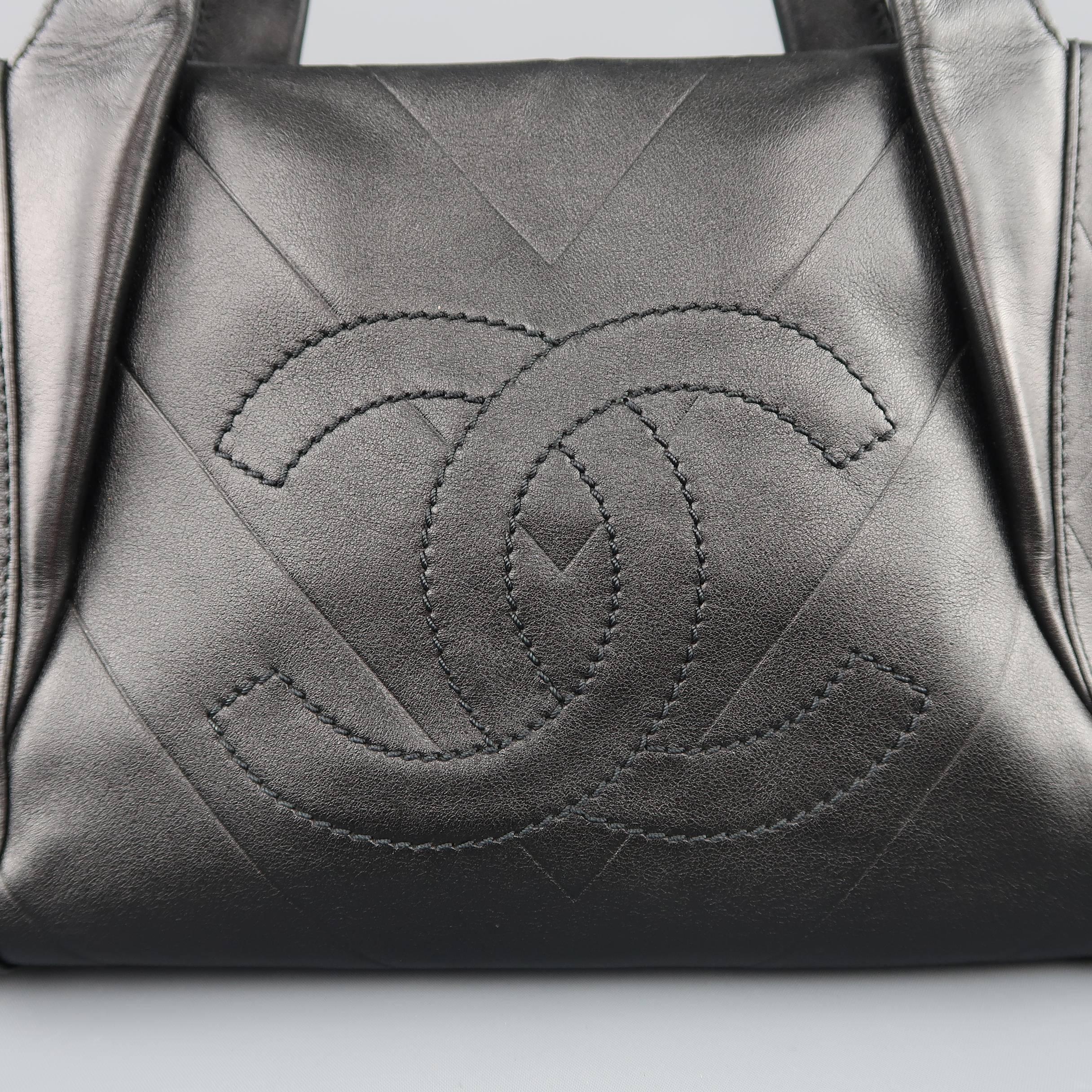 Chanel mini tote bag comes in chevron embossed leather with quilted embossed sides, oversized embroidered CC logo, double covered top handles with silver tone embossed studs, and zip closure. With Authentication cards. Made in Italy.
 
Excellent