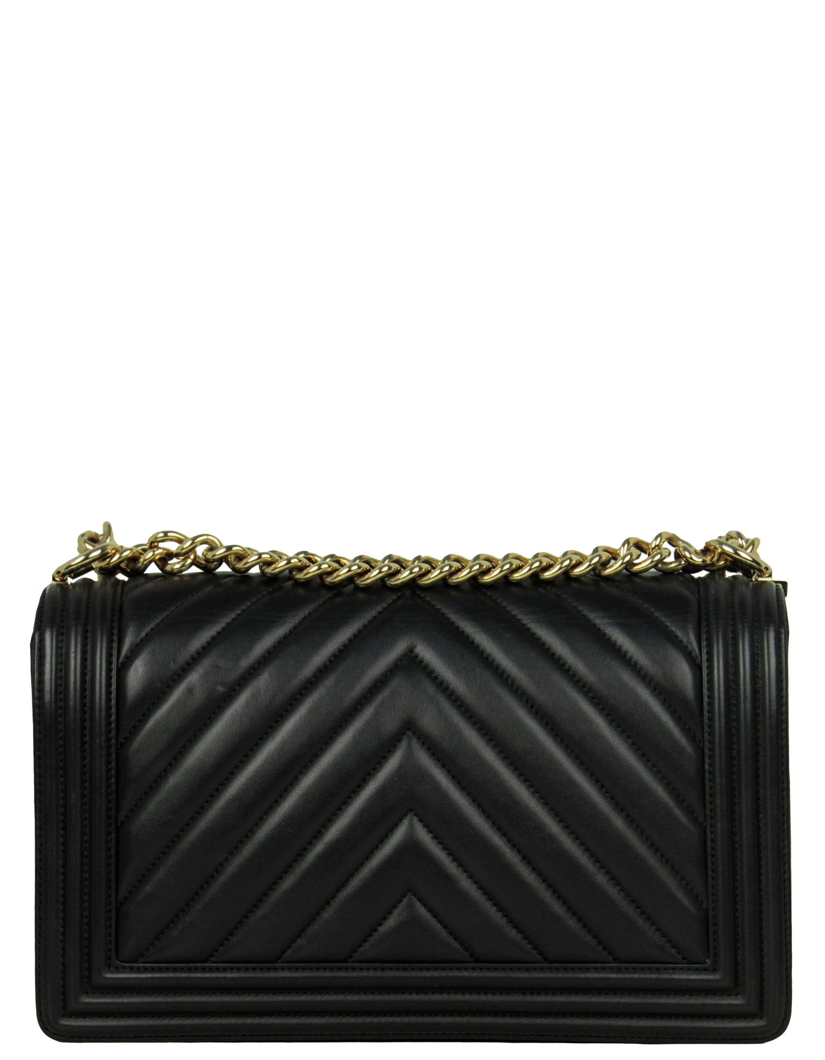 Chanel Black Chevron Lambskin Leather New Medium Boy Bag In Excellent Condition For Sale In New York, NY