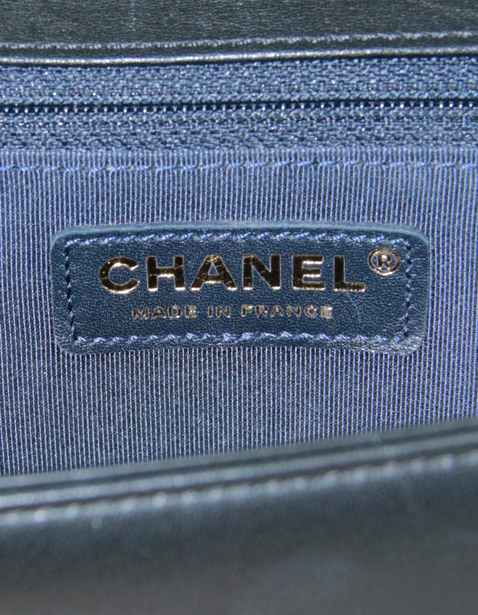 Chanel - Sac à main moyen en cuir d'agneau à chevrons noir en vente 2