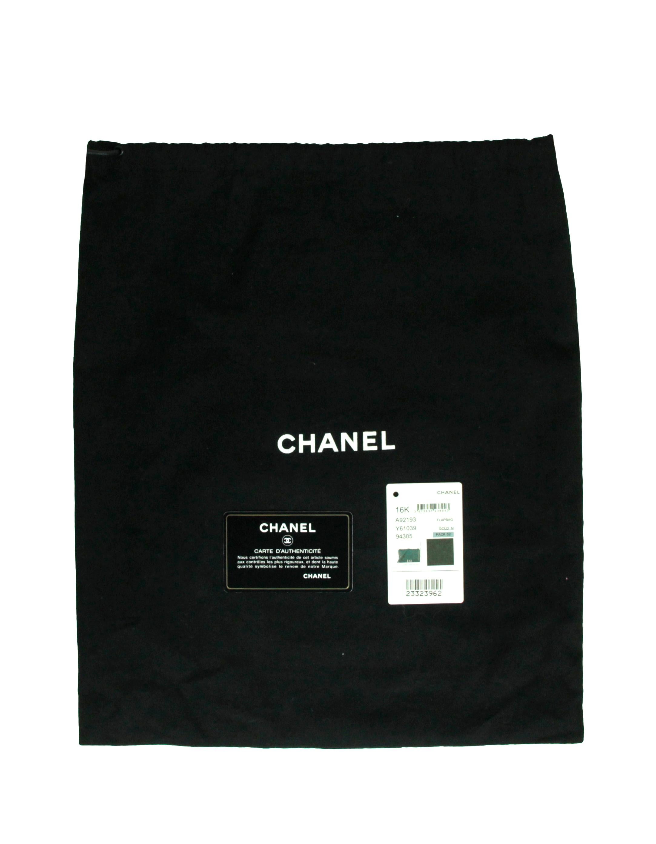 Chanel - Sac à main moyen en cuir d'agneau à chevrons noir en vente 4