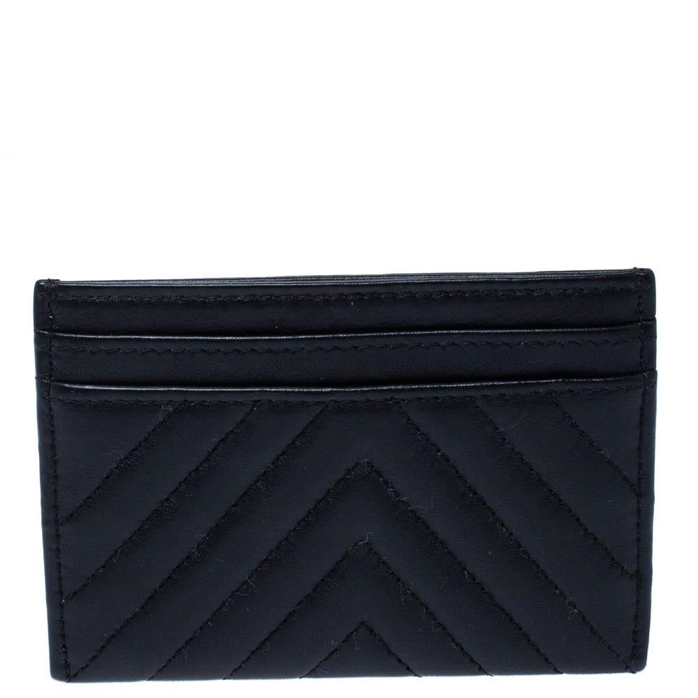 Chanel creations exude elegance and sophistication. This cardholder is no different. Crafted from quality leather, it carries a classic shade of black and a chevron quilt pattern. It is styled simply and delivers functionality. It carries the iconic