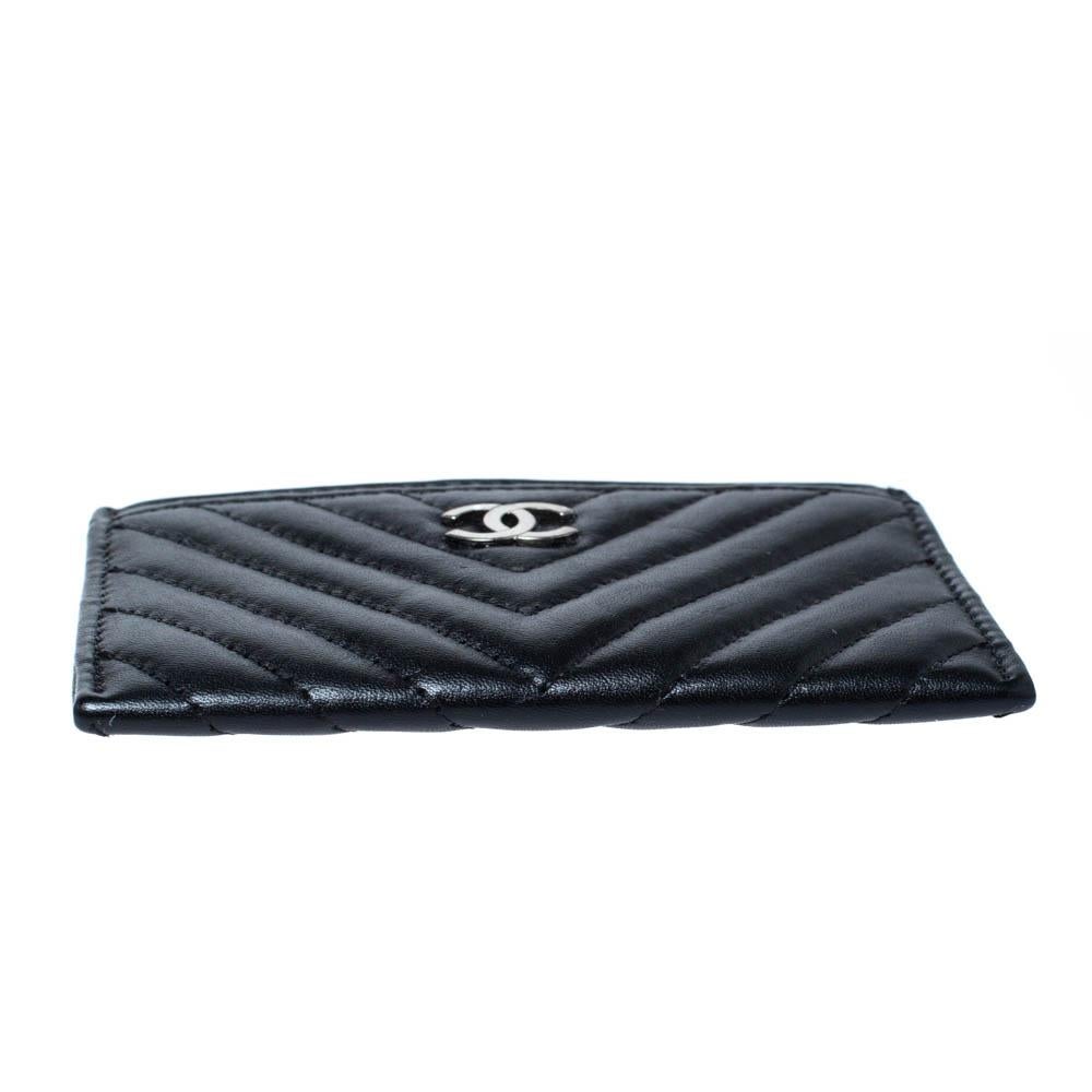 Chanel Black Chevron Leather Card Holder In Good Condition In Dubai, Al Qouz 2