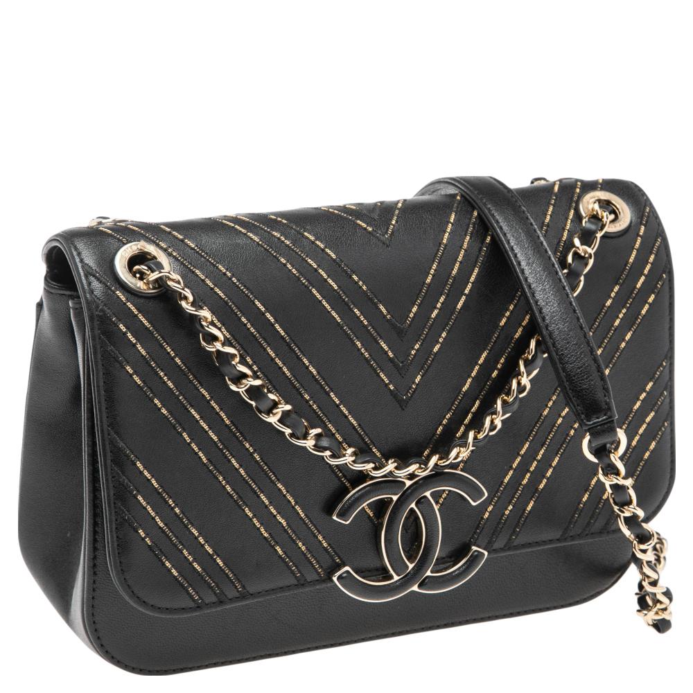 Chanel Black Chevron Leather CC Subtle Flap Bag In Good Condition In Dubai, Al Qouz 2
