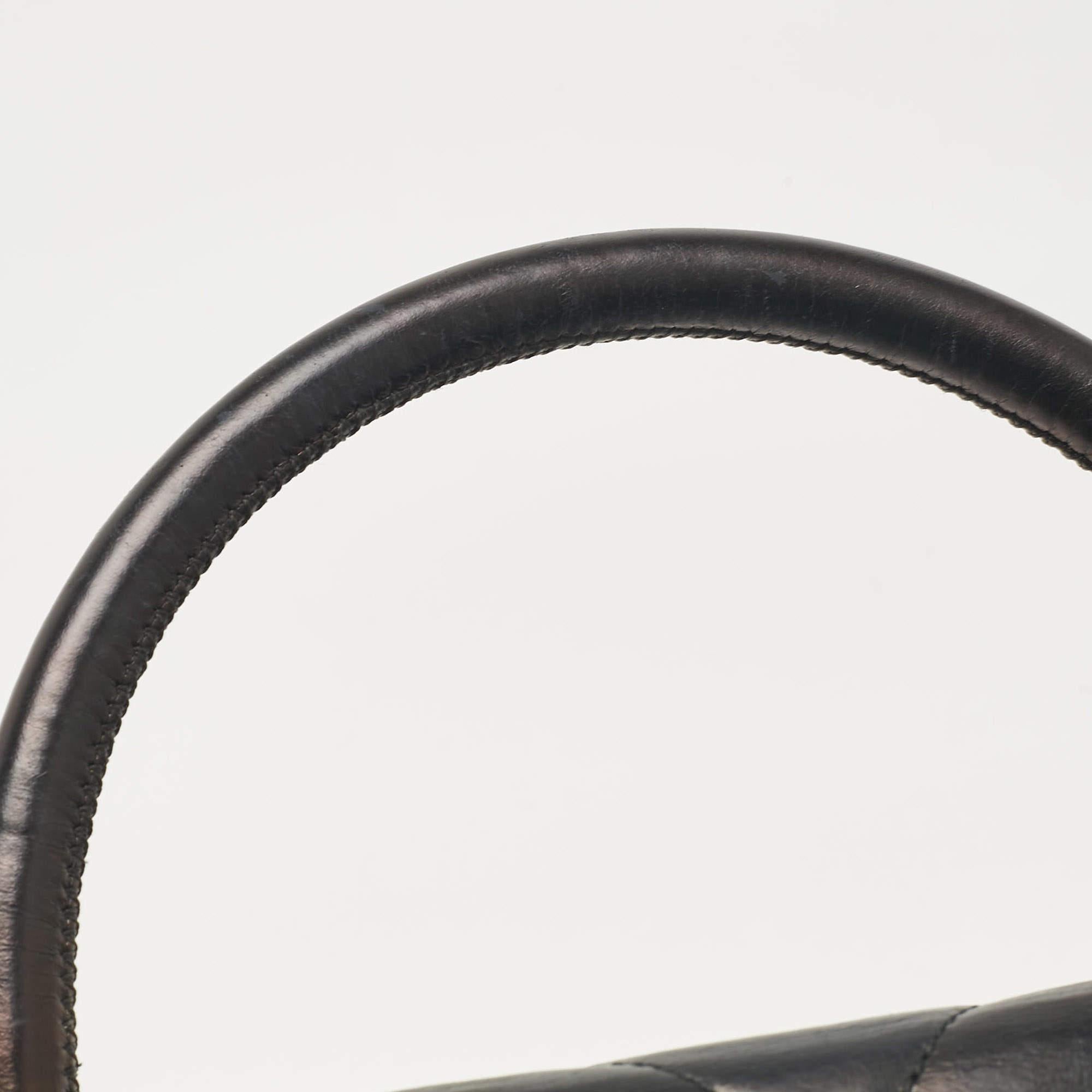 Donna Borsa Coco Chanel nera in pelle Chevron Media a manico alto in vendita