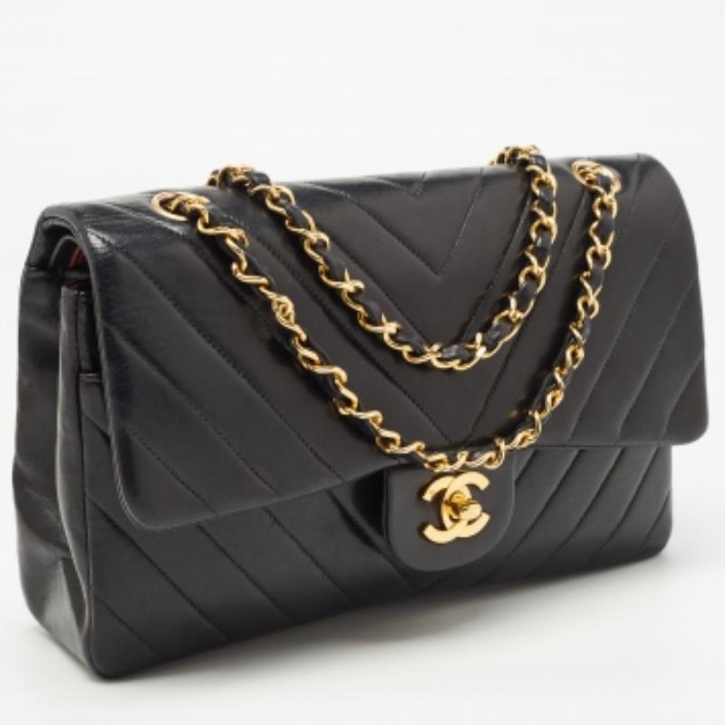 Noir Chanel - Sac à double rabat classique moyen en cuir Chevron noir en vente