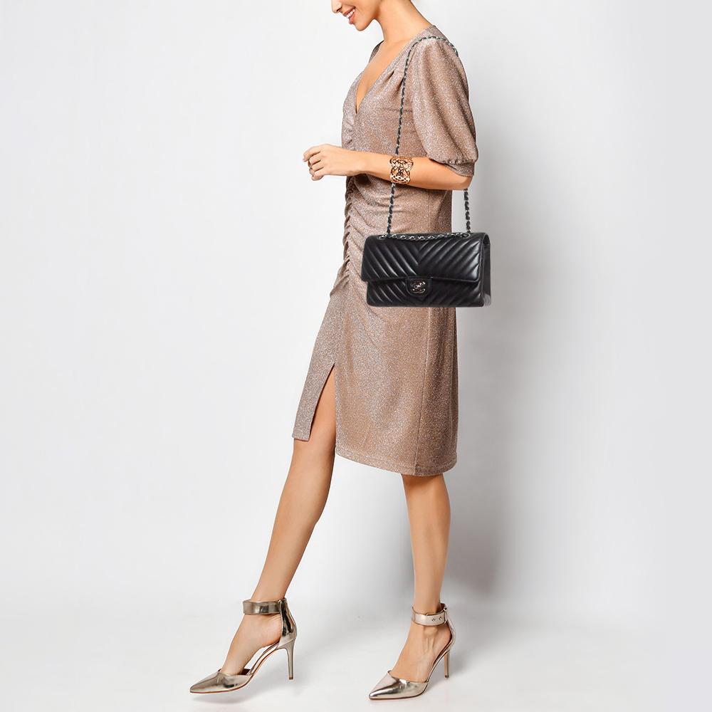 Chanel Black Chevron Leather Medium Classic Double Flap Bag In Good Condition For Sale In Dubai, Al Qouz 2
