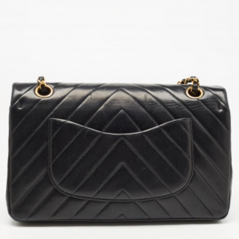 Chanel - Sac à double rabat classique moyen en cuir Chevron noir Bon état - En vente à Dubai, Al Qouz 2