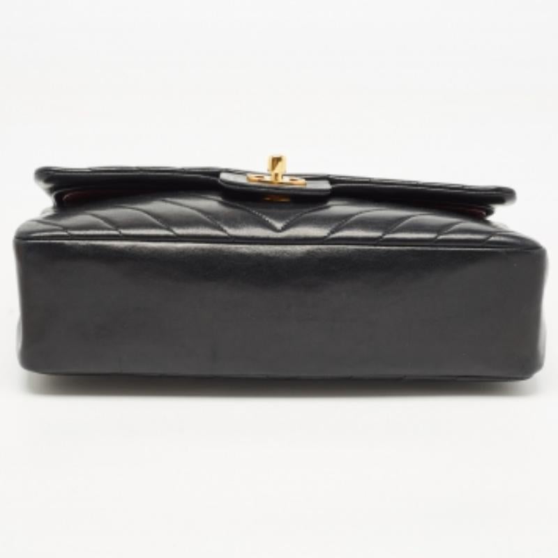 Chanel - Sac à double rabat classique moyen en cuir Chevron noir Pour femmes en vente