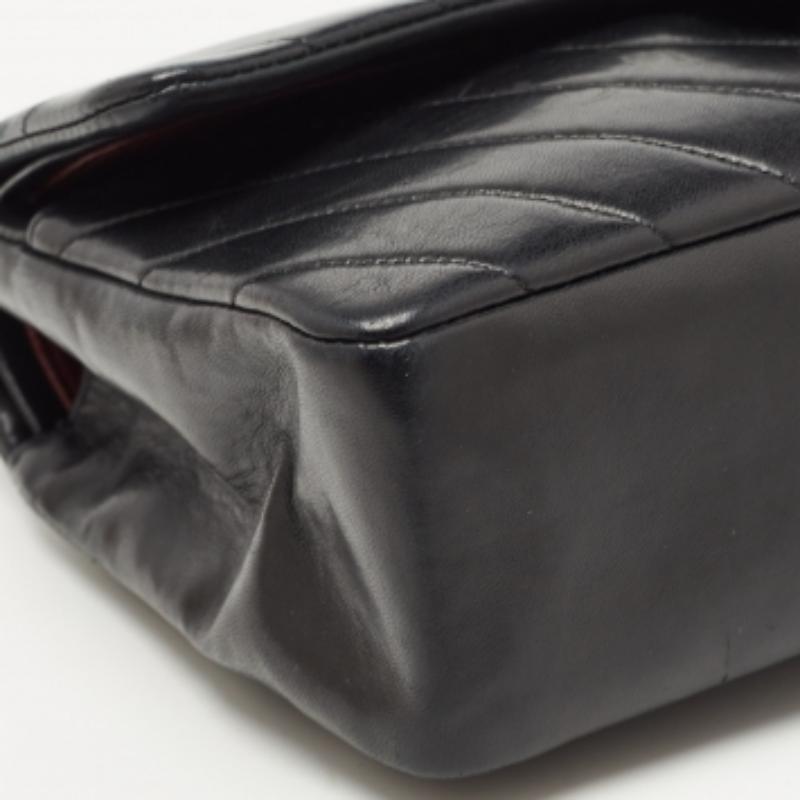 Chanel - Sac à double rabat classique moyen en cuir Chevron noir en vente 1
