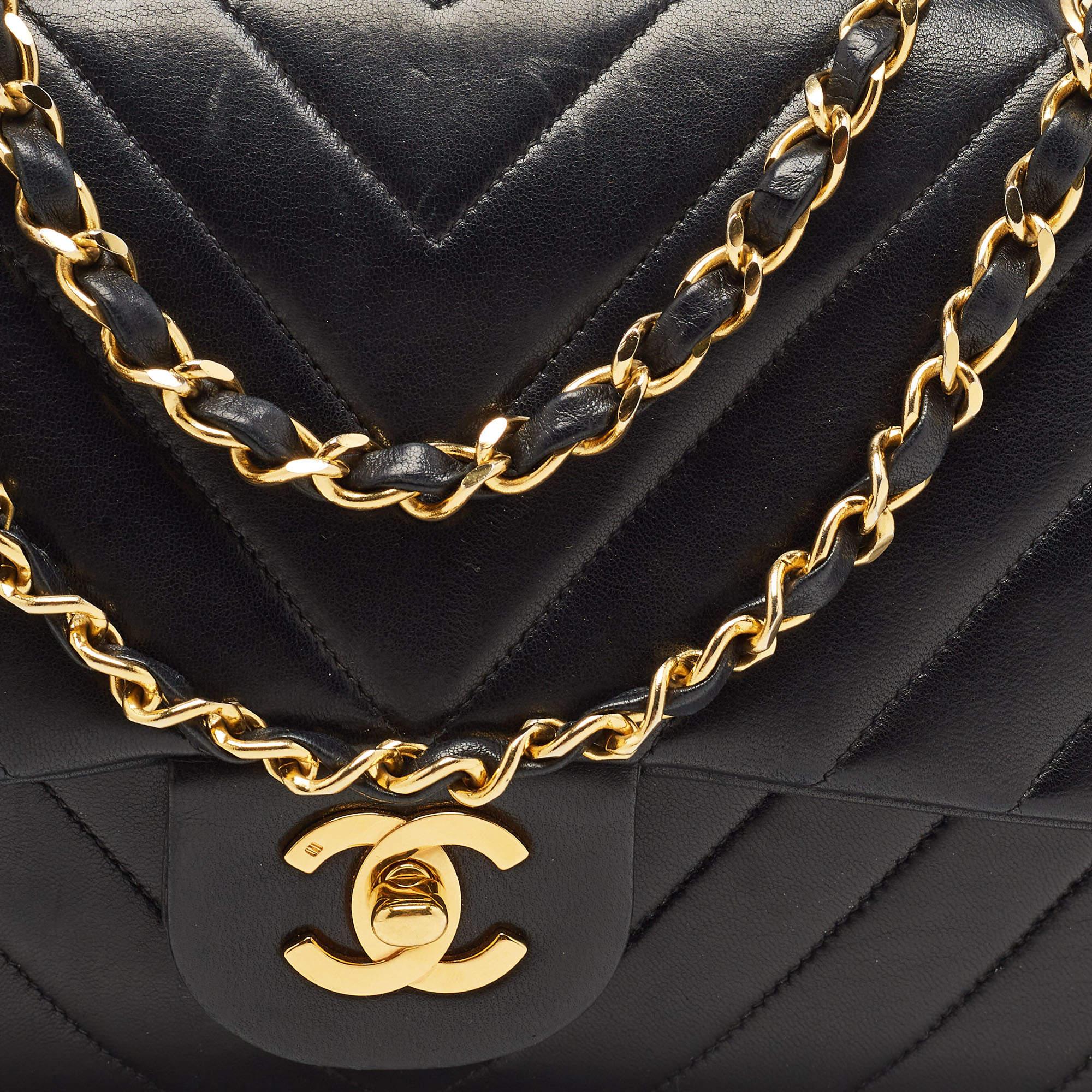 Chanel Black Chevron Leather Medium Classic Double Flap Bag 2