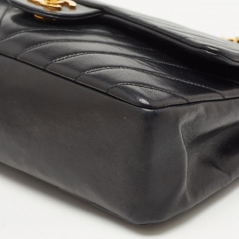 Chanel - Sac à double rabat classique moyen en cuir Chevron noir en vente 2