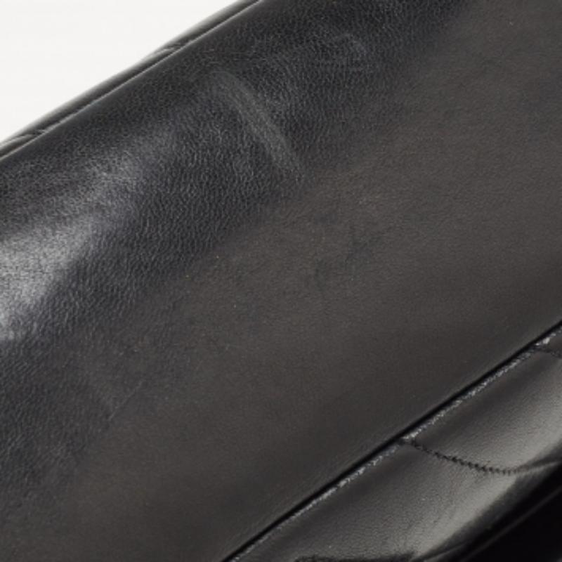 Chanel - Sac à double rabat classique moyen en cuir Chevron noir en vente 3