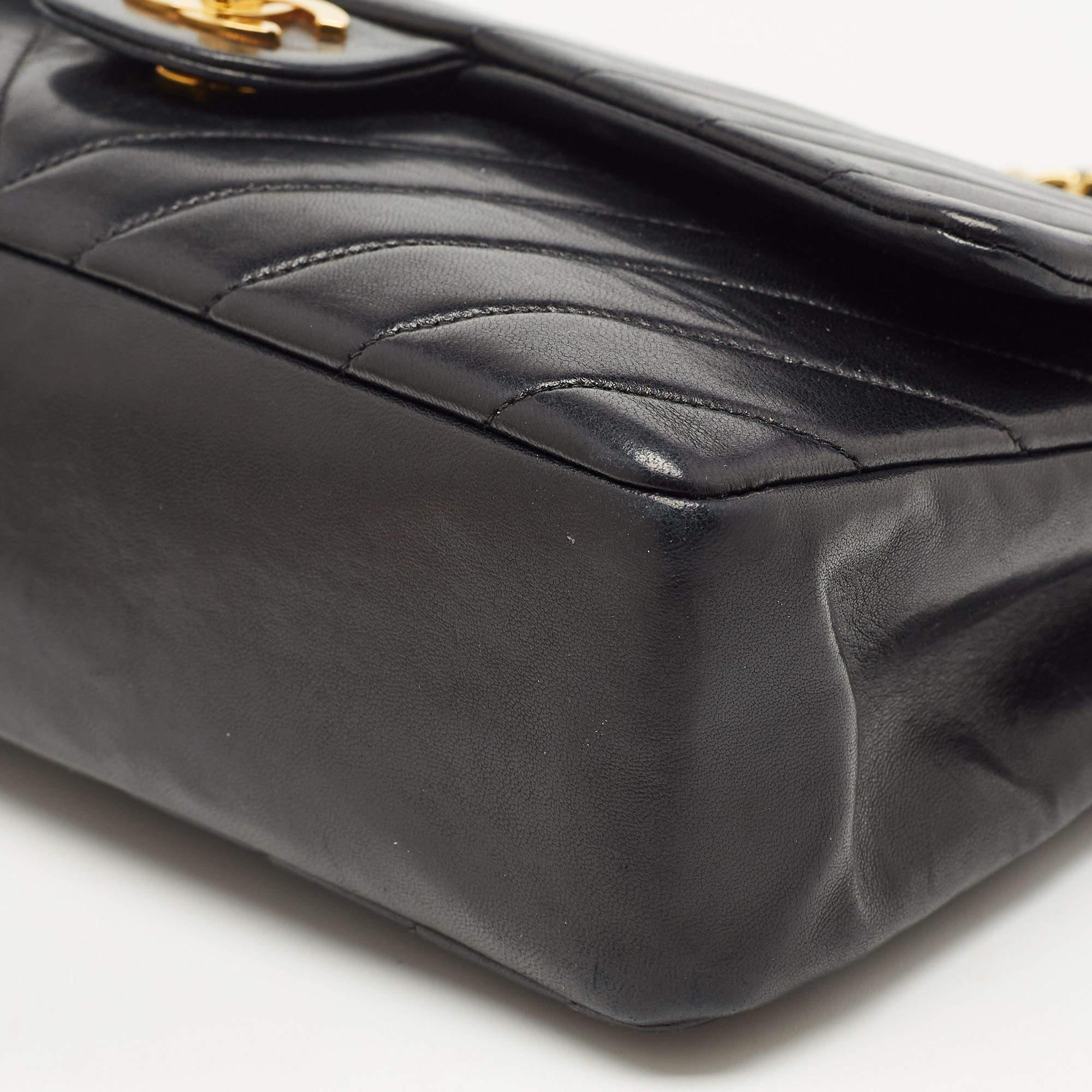 Chanel Black Chevron Leather Medium Classic Double Flap Bag For Sale 4