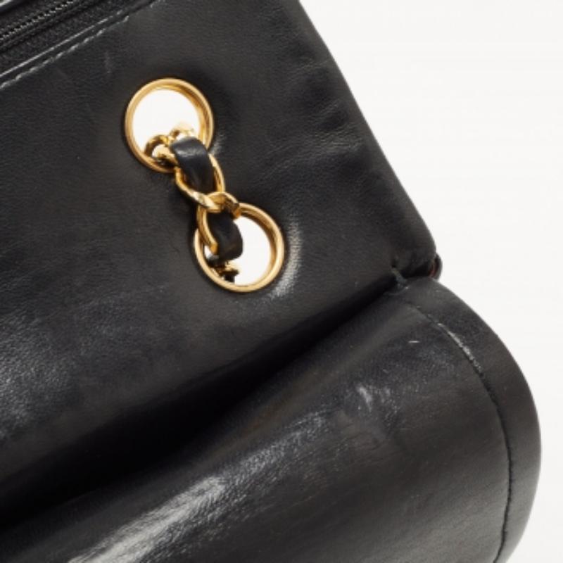 Chanel - Sac à double rabat classique moyen en cuir Chevron noir en vente 4