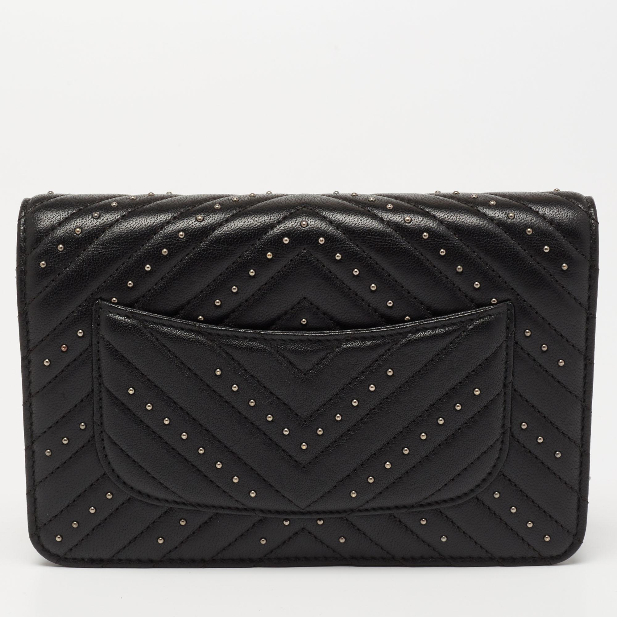 All of Chanel's designs are made with high attention to style and craftsmanship. This wallet-on-chain has been created from leather and is covered in chevron quilts. It features a turn lock on the flap and opens to reveal an interior with multiple