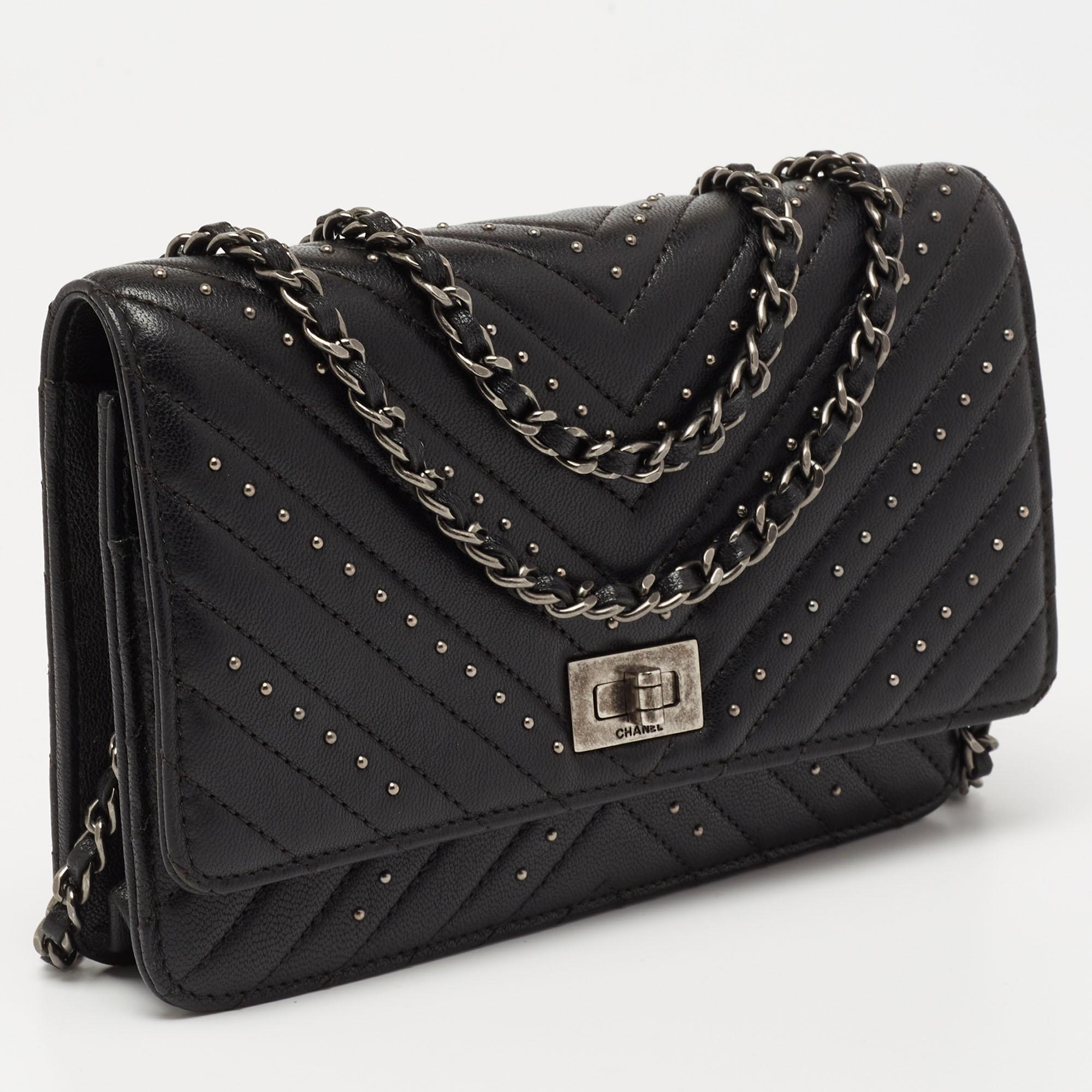 Chanel Black Chevron Leather Reissue 2.55 Wallet On Chain In Good Condition In Dubai, Al Qouz 2