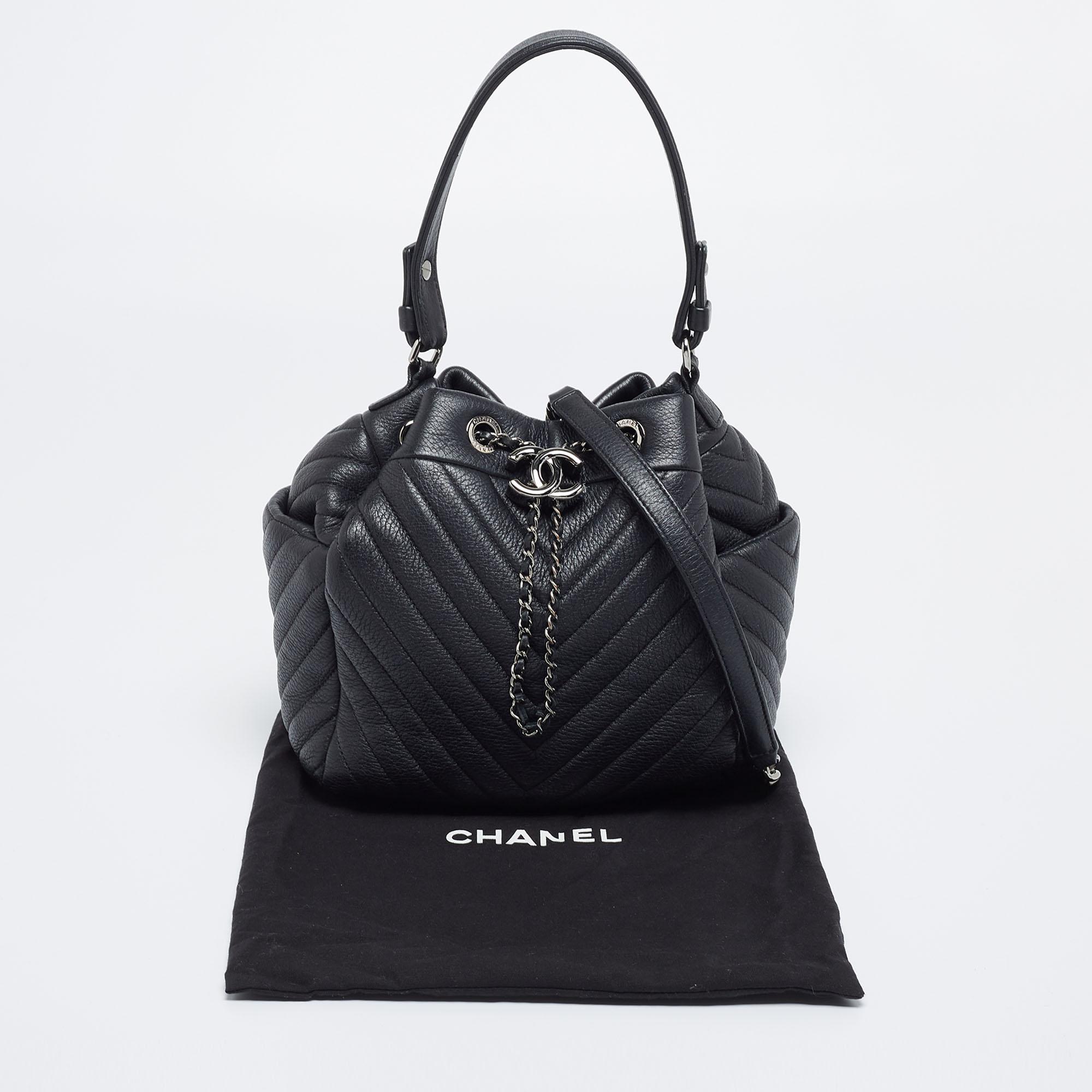 Chanel Schwarze Urban Spirit Bucket Bag aus Chevronleder 9