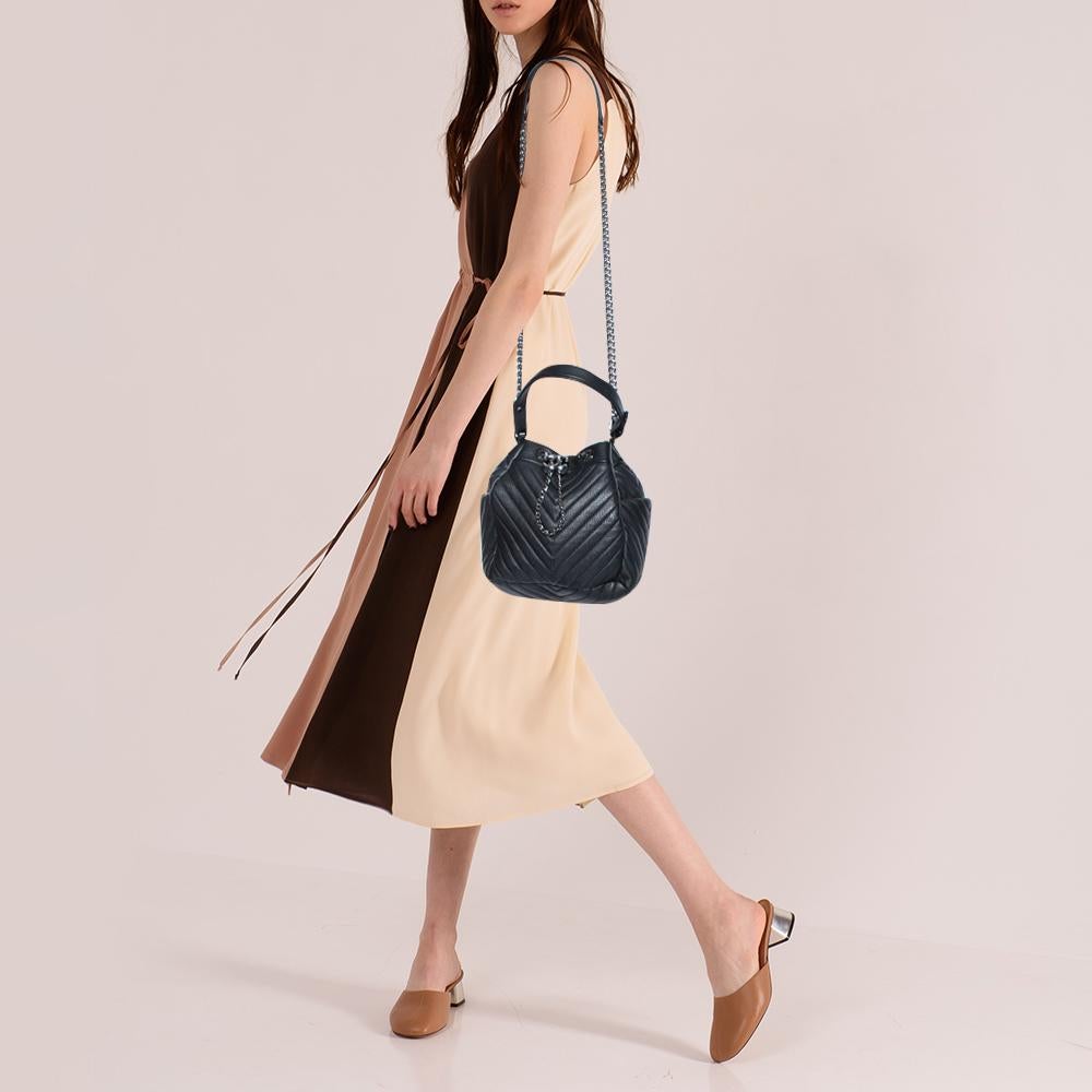 Chanel Schwarze Urban Spirit Bucket Bag aus Chevronleder im Zustand „Gut“ in Dubai, Al Qouz 2