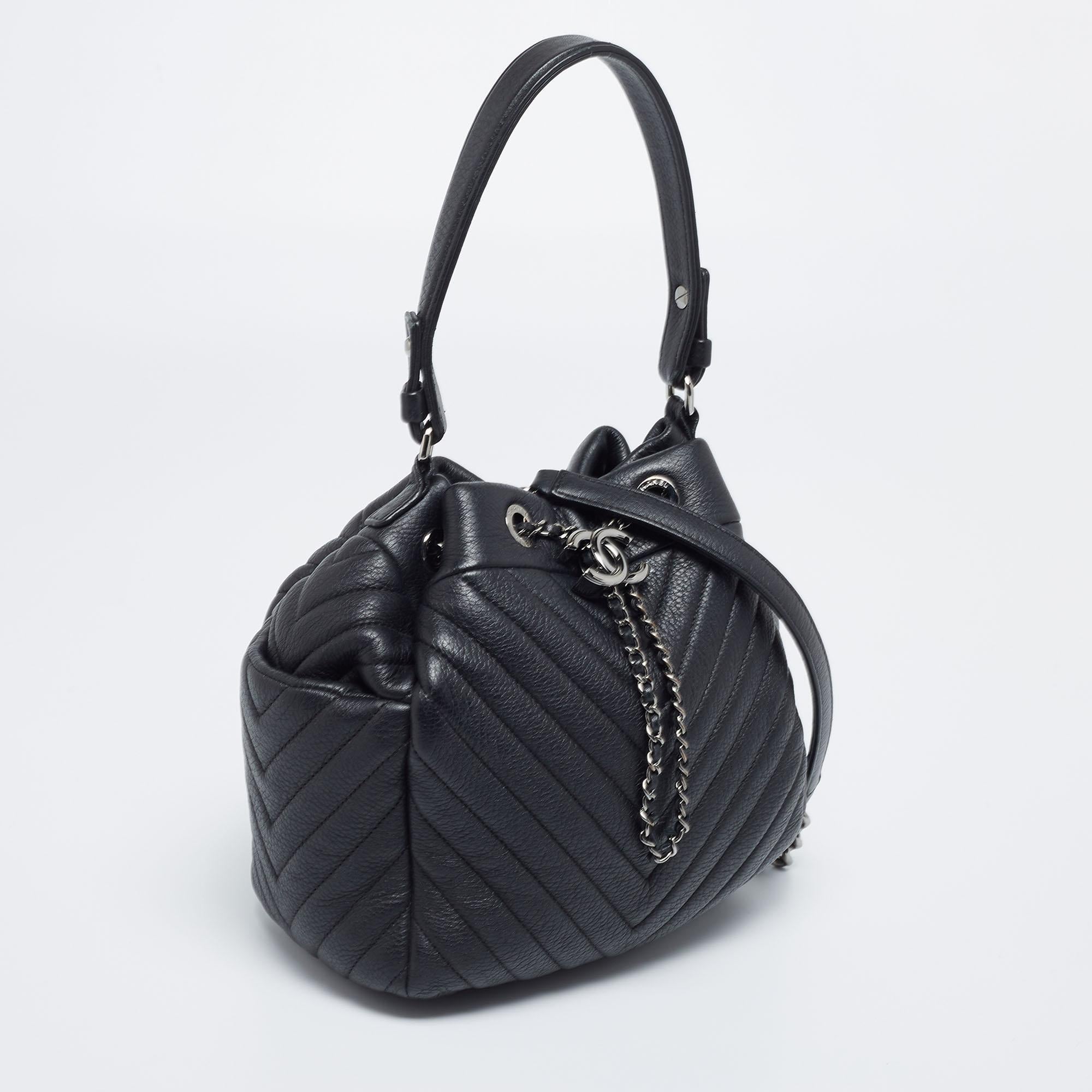 Chanel Schwarze Urban Spirit Bucket Bag aus Chevronleder Damen