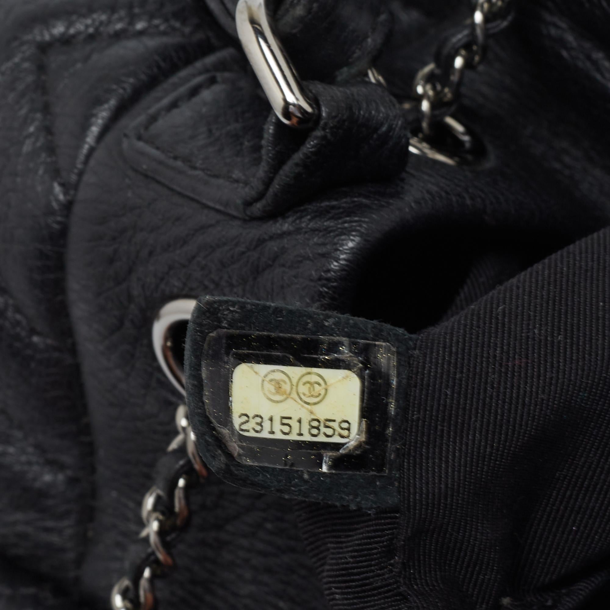 Chanel Schwarze Urban Spirit Bucket Bag aus Chevronleder 3