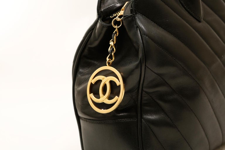 Chanel Black Chevron Leather Vintage Day Bag In Good Condition For Sale In Palm Beach, FL