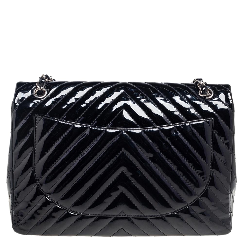 We are in utter awe of this bag from Chanel as it is appealing in a surreal way. Exquisitely crafted from patent leather in a chevron design, it bears its signature CC turn-lock on the flap. The piece has silver-tone hardware and a lovely chain link