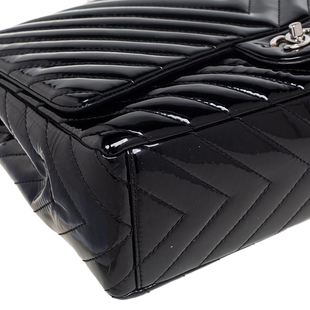 Chanel Black Chevron Patent Leather Maxi Classic Single Flap Bag In Good Condition In Dubai, Al Qouz 2