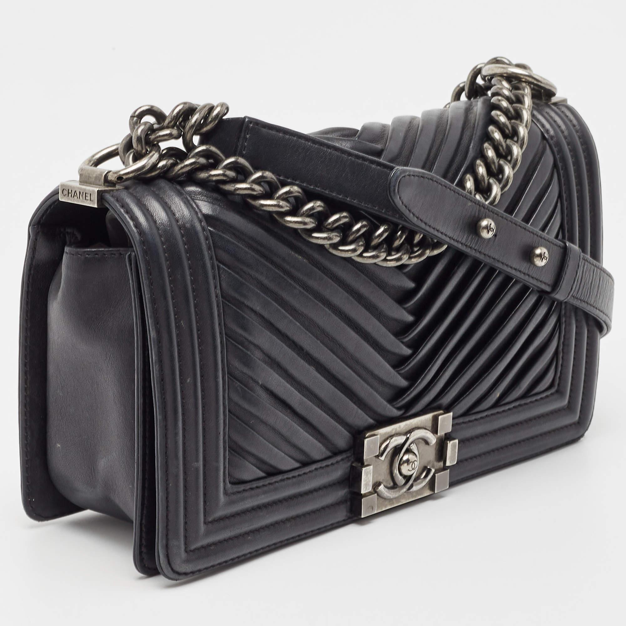 Women's Chanel Black Chevron Pleated Leather Medium Boy Flap Bag For Sale