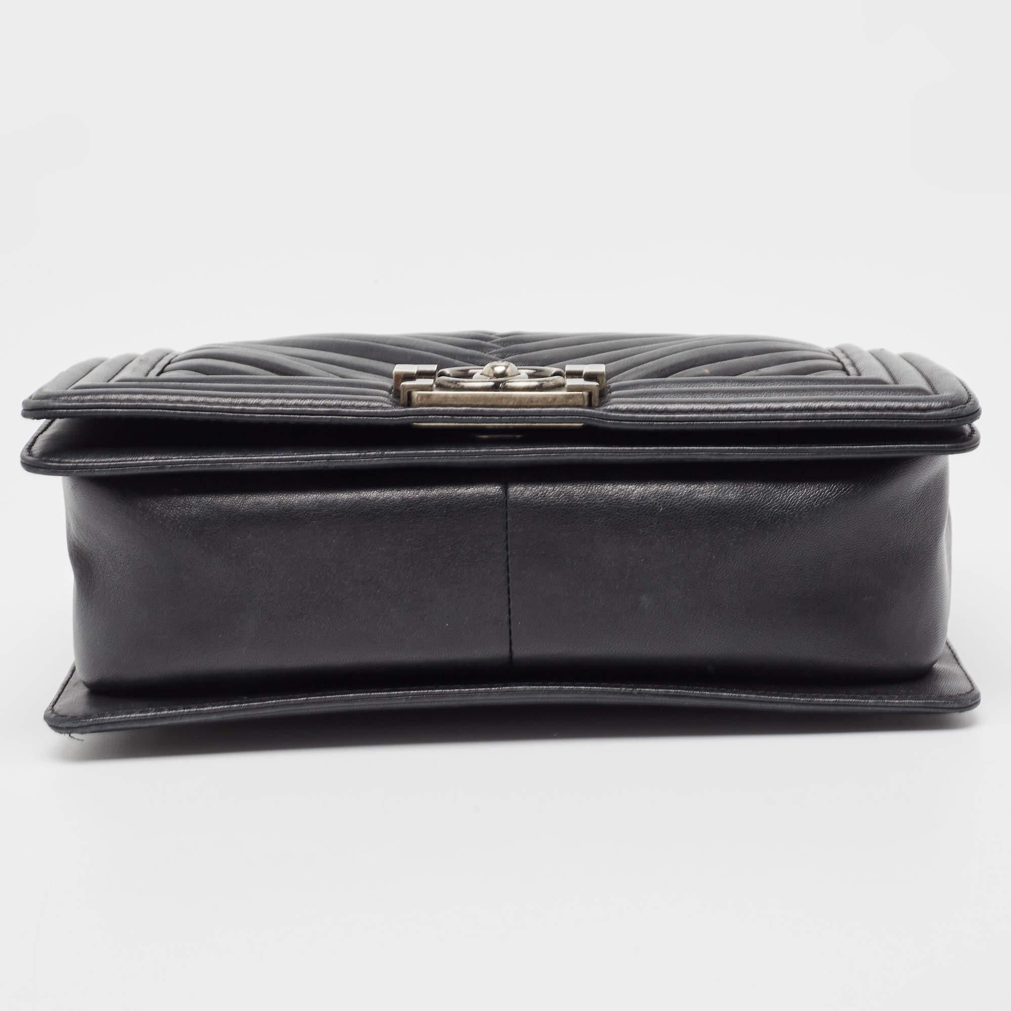 Chanel Black Chevron Pleated Leather Medium Boy Flap Bag For Sale 1