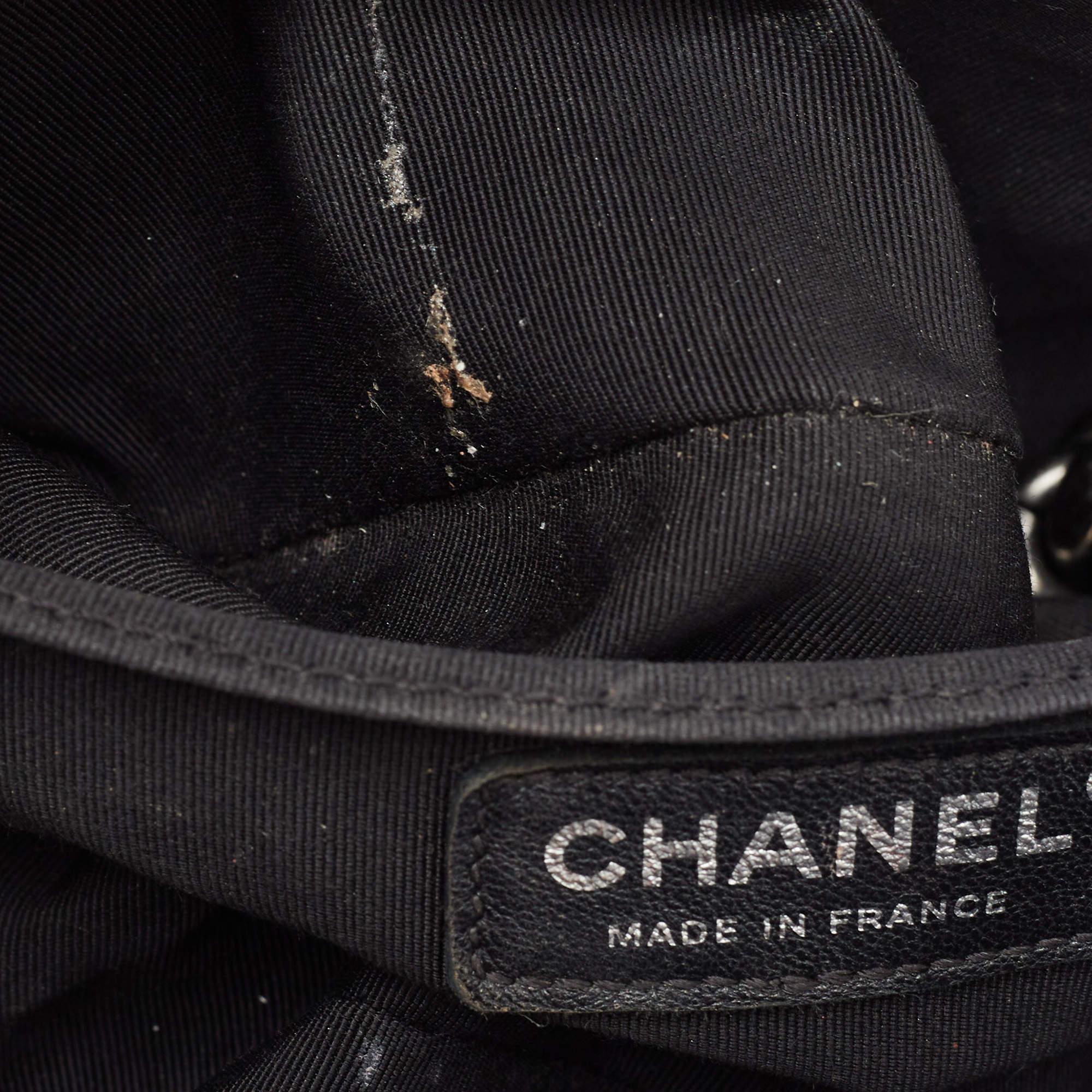 Chanel Black Chevron Pleated Leather Medium Boy Flap Bag For Sale 2