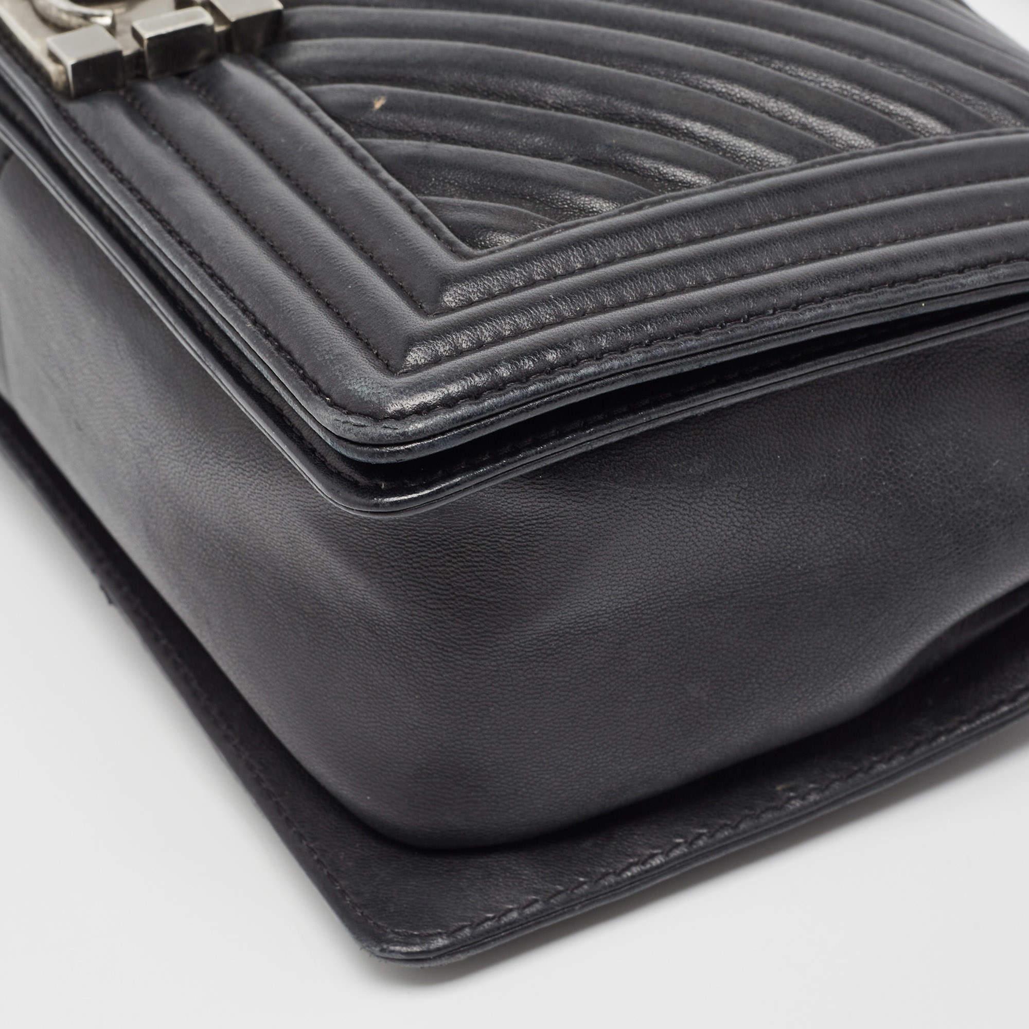 Chanel Black Chevron Pleated Leather Medium Boy Flap Bag For Sale 3