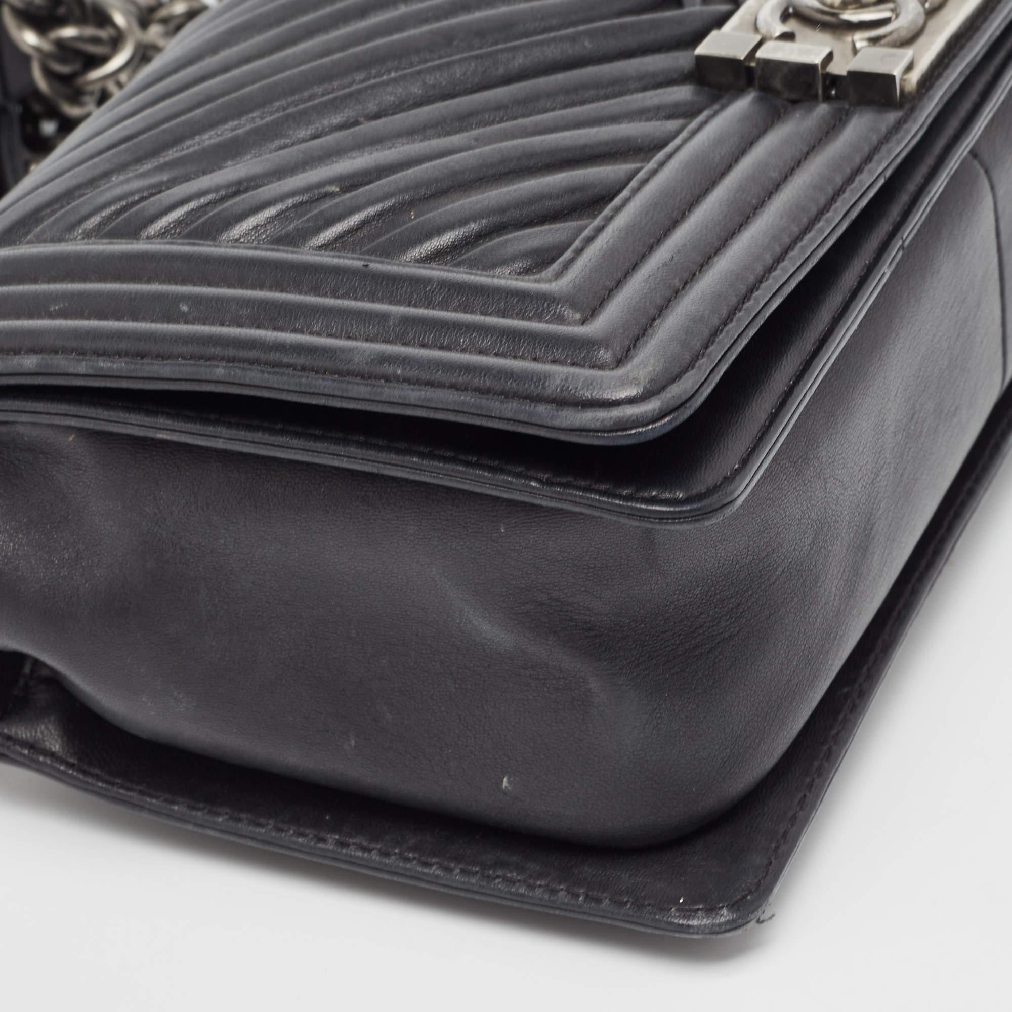 Chanel Black Chevron Pleated Leather Medium Boy Flap Bag For Sale 4