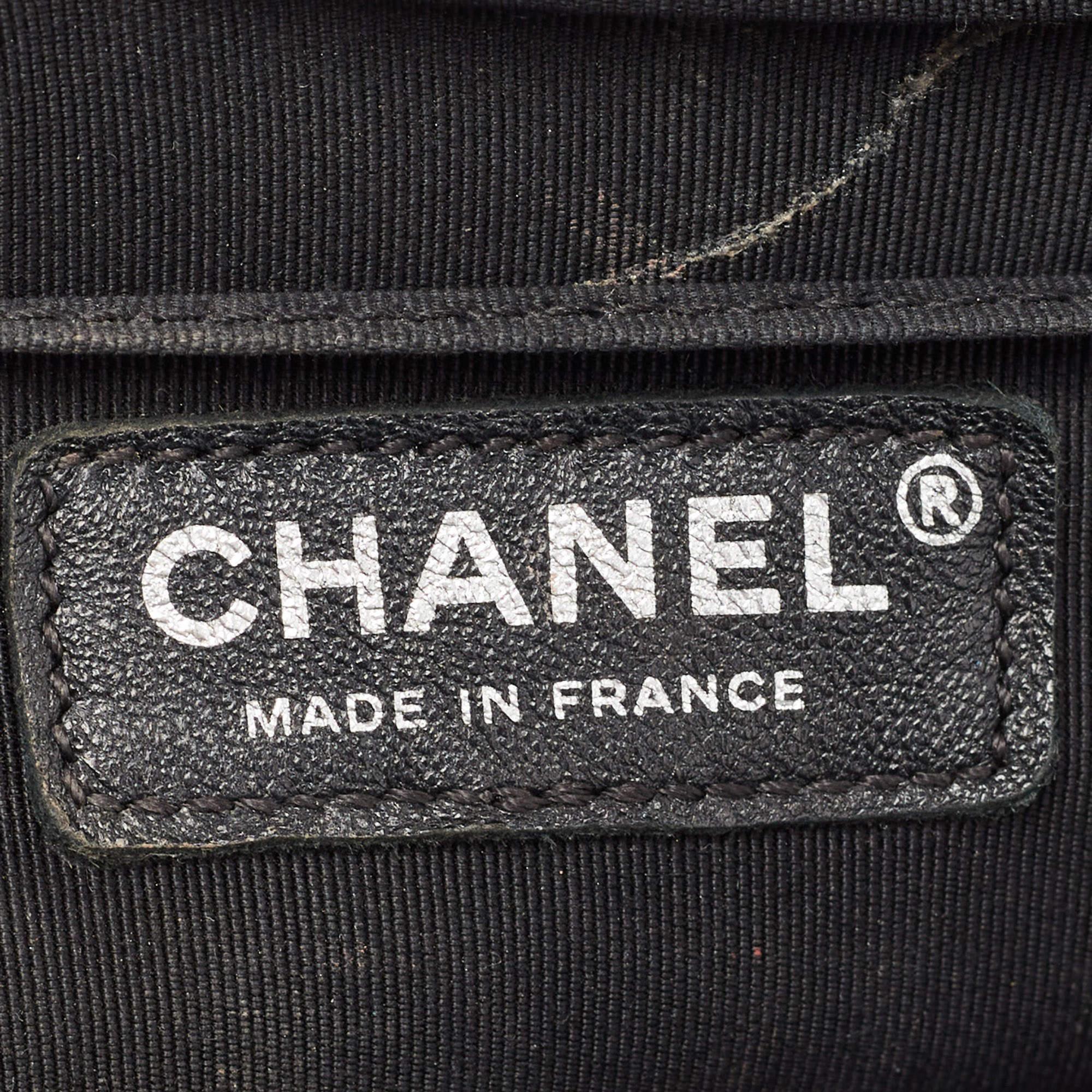 Chanel Black Chevron Pleated Leather Medium Boy Flap Bag For Sale 5