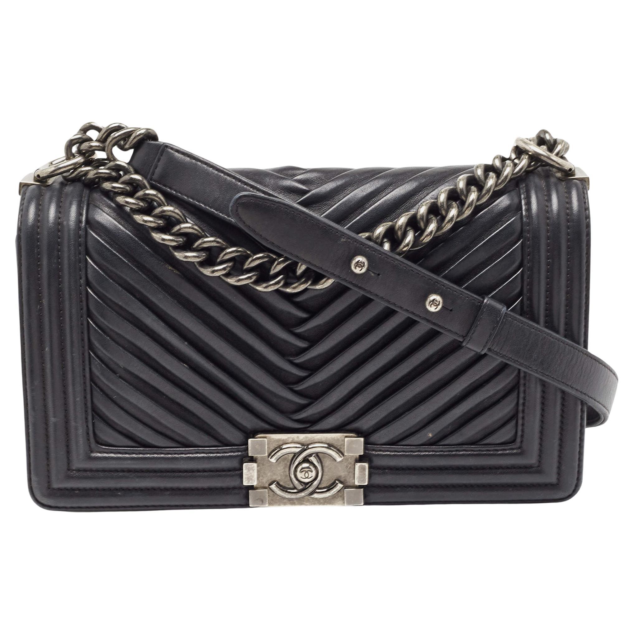 Chanel Bolso Flap Boy Mediano de Cuero Plisado Chevron Negro en venta