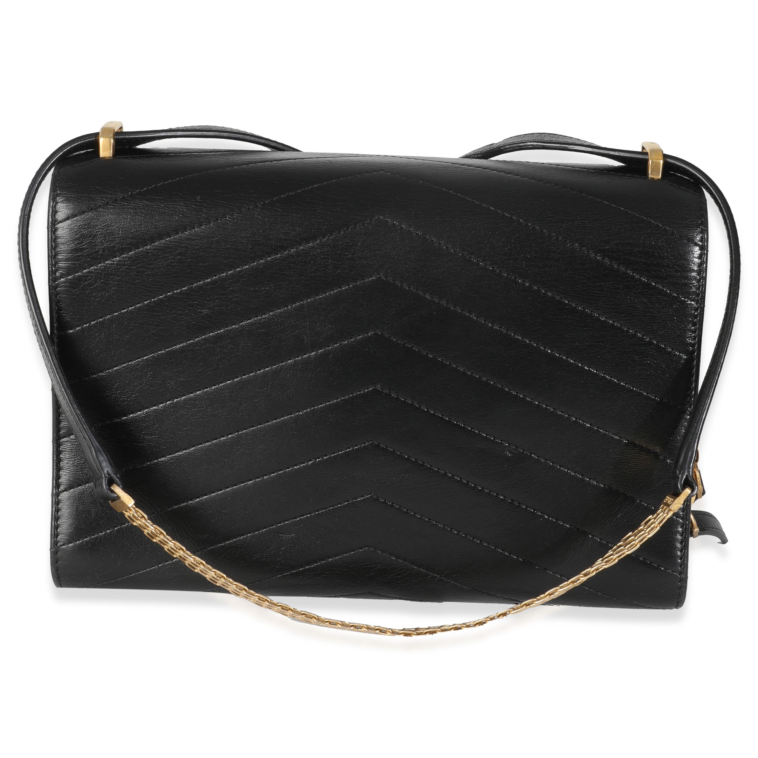 Titre de la liste : Chanel Black Chevron Quilted Calfskin Medal Flap Bag
SKU : 147060
Condit : Usagé 
Description de l'état : Un classique intemporel qui ne se démode jamais, le sac à rabat de Chanel date de 1955 et a connu un certain nombre de