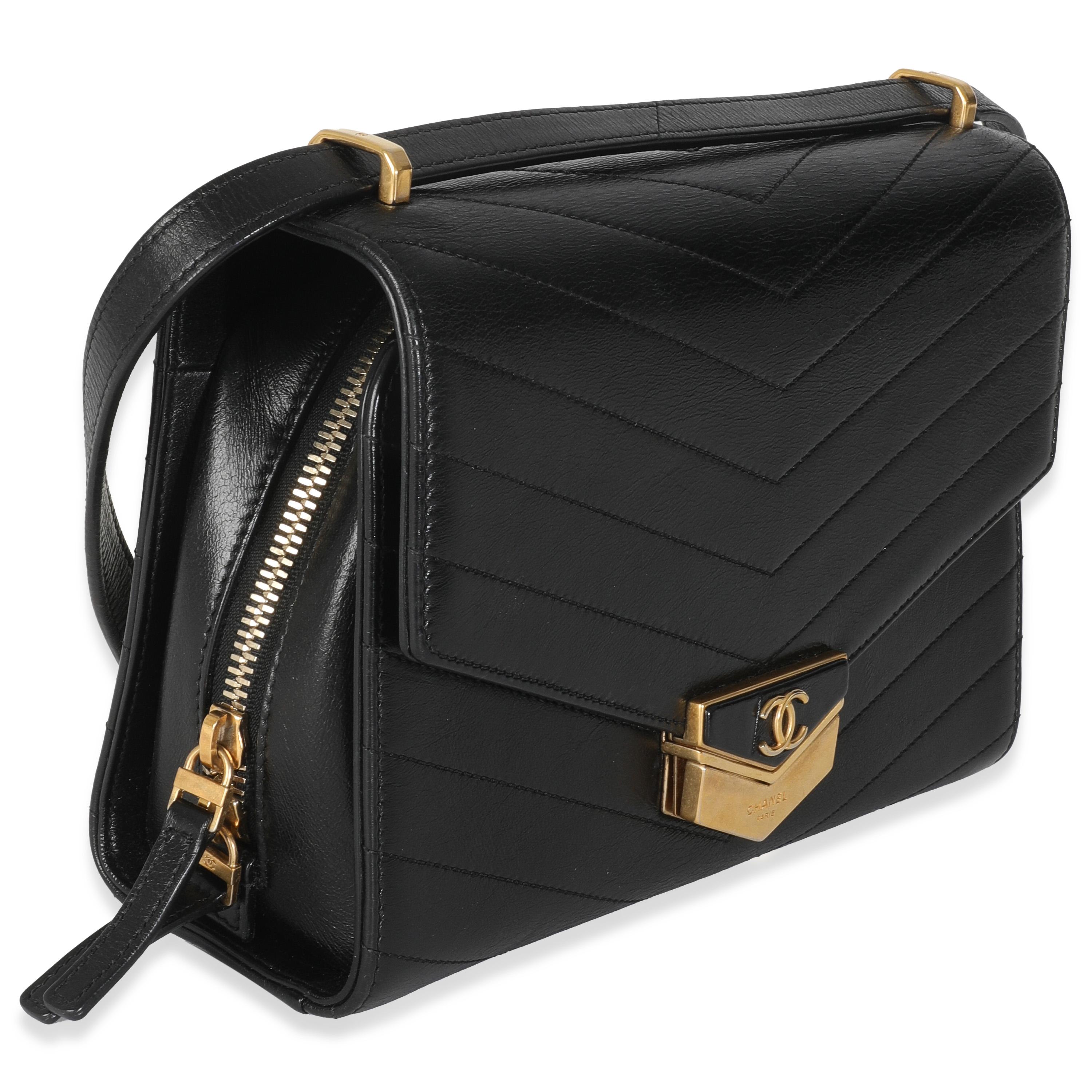Noir Chanel - Sac à rabat en cuir de vachette matelassé à chevron noir en vente