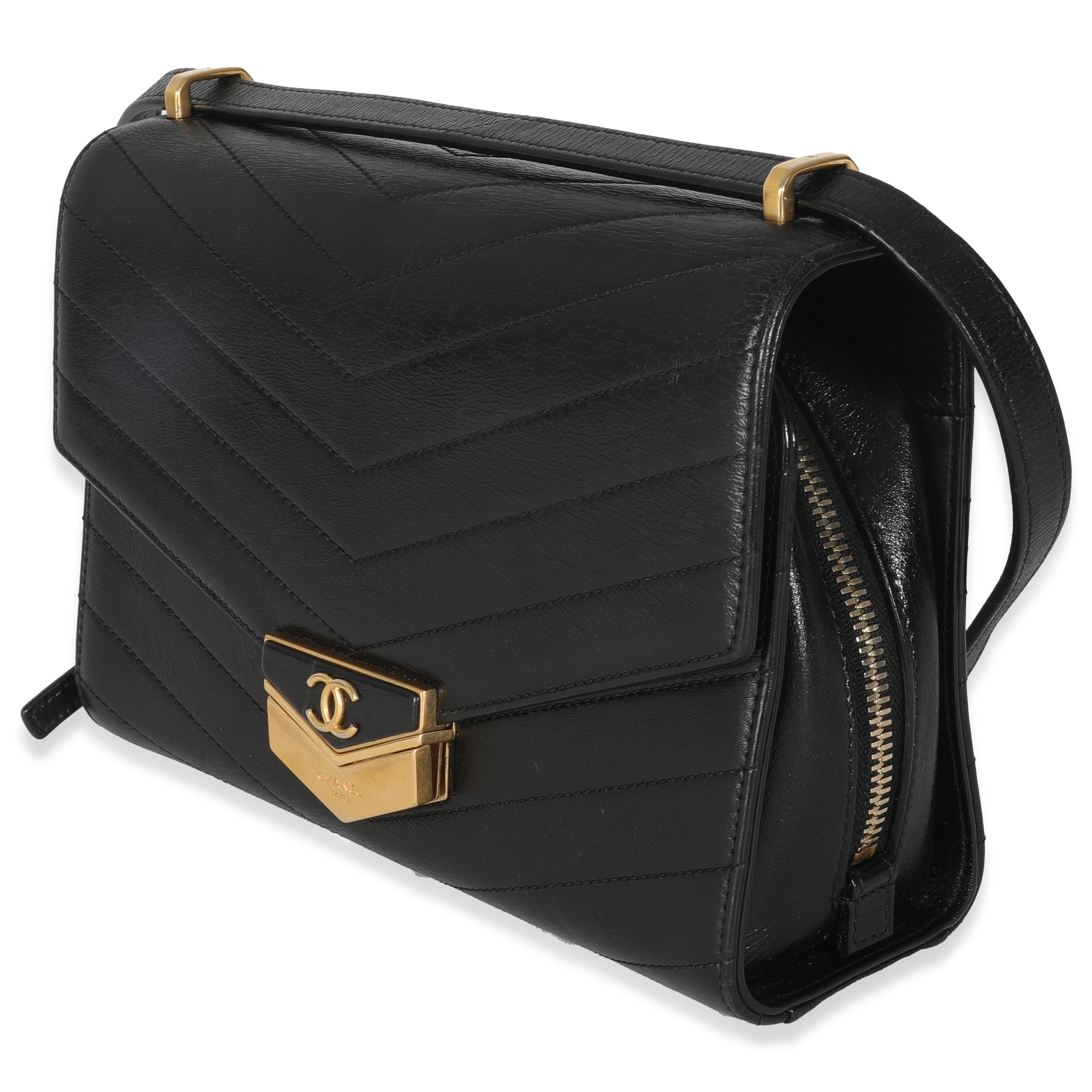 Chanel - Sac à rabat en cuir de vachette matelassé à chevron noir Excellent état - En vente à New York, NY
