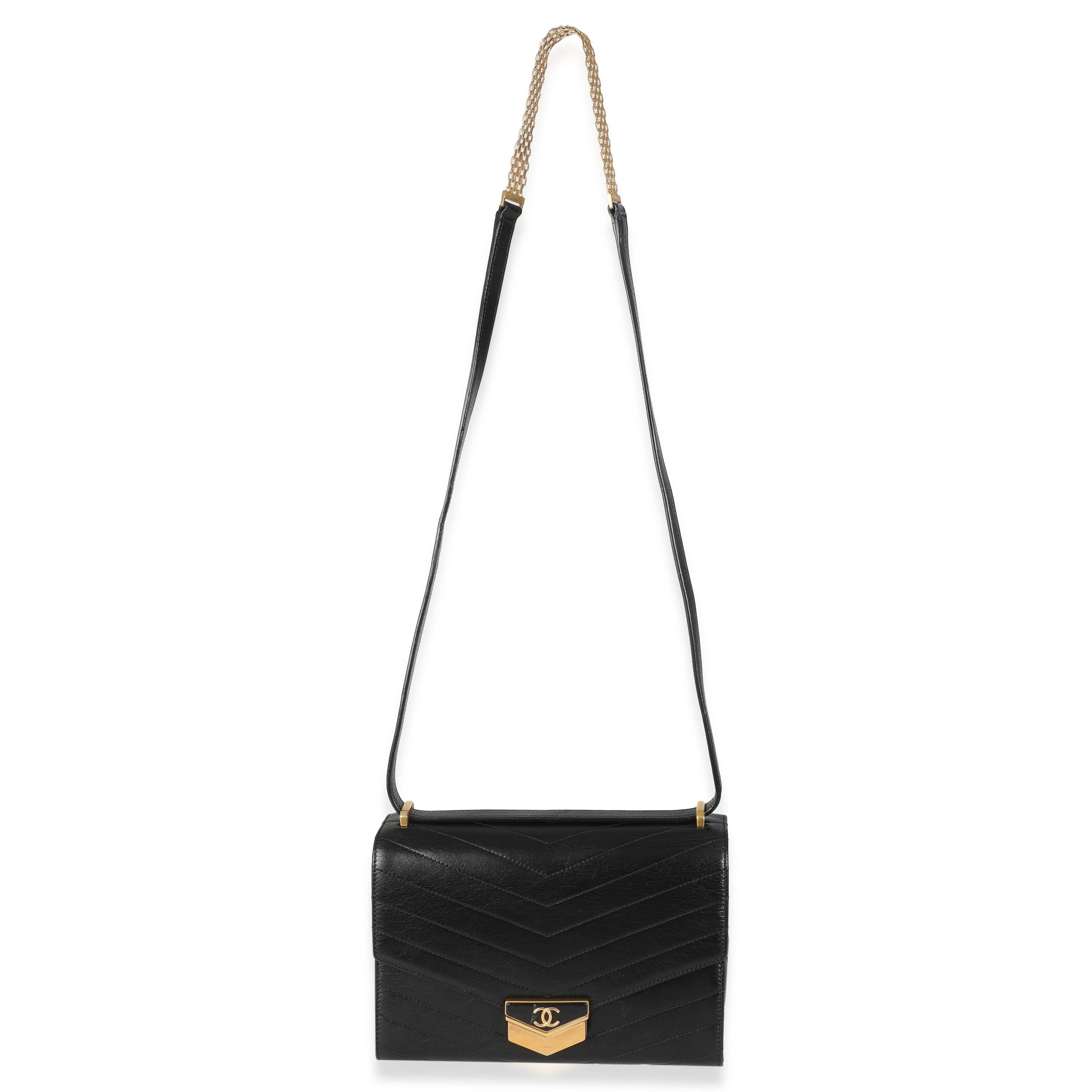 Chanel - Sac à rabat en cuir de vachette matelassé à chevron noir en vente 1
